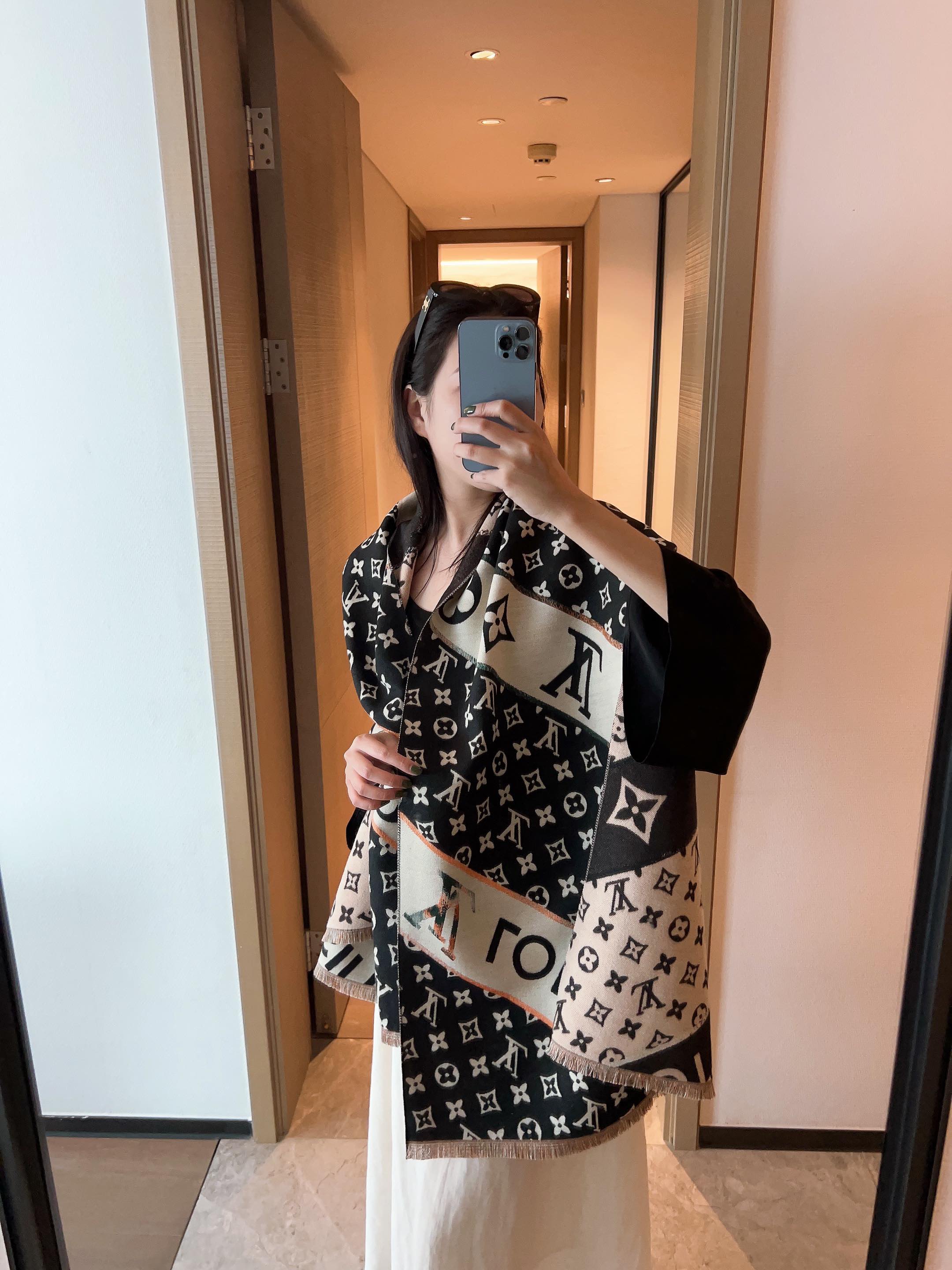 NO:163139,The intellectual and fashionable big brands are deeply impressed by LV. The latest design of LV is very practical and easy to match. The must-have presbyterian flowers in all seasons are really magical. It will always make people feel very beautiful, and it will always be the most versatile and eternal color. All the presbyterian flowers series of big brands really only take LV. The real 300 fine hand-made table printing cashmere twill encrypted ring velvet, high twist fine gloss cashmere yarn, encrypted twill weave, the overall dense and high gloss, the cashmere part uses the fine cashmere of Merino young sheep, so the fabric feels delicate and smooth, the drape is high, the hand-made table printing process, the color layer is clear and delicate, the out-of-print is small, and you can understand it. Size 18065cm specification ordinary scarf, ordinary scarf, louis vuitton, ring19860909批 大牌知性时髦深深被LV折服.LV最新设计,非常实用好搭配,四季必备老花真的是有魔力吧~永远永远都让人觉得非常好看,而且永远都是最百搭最永恒的花色所有大牌的老花系列真的只服LV真正的300支精细手工台版印刷羊绒斜纹加密戒指绒,高捻度精细光泽的羊绒纱线,加密的斜纹织法,面料整体密实并且光泽度很高,羊绒部分使用的是美利奴幼羊的精细羊绒,因此面料手感细腻顺滑,垂感度高,手工台版印刷工艺,色彩层次分明细腻,绝版少量,懂的入.尺寸18065cm规格普通围巾,普通围巾,louis vuitton,ring,scarf