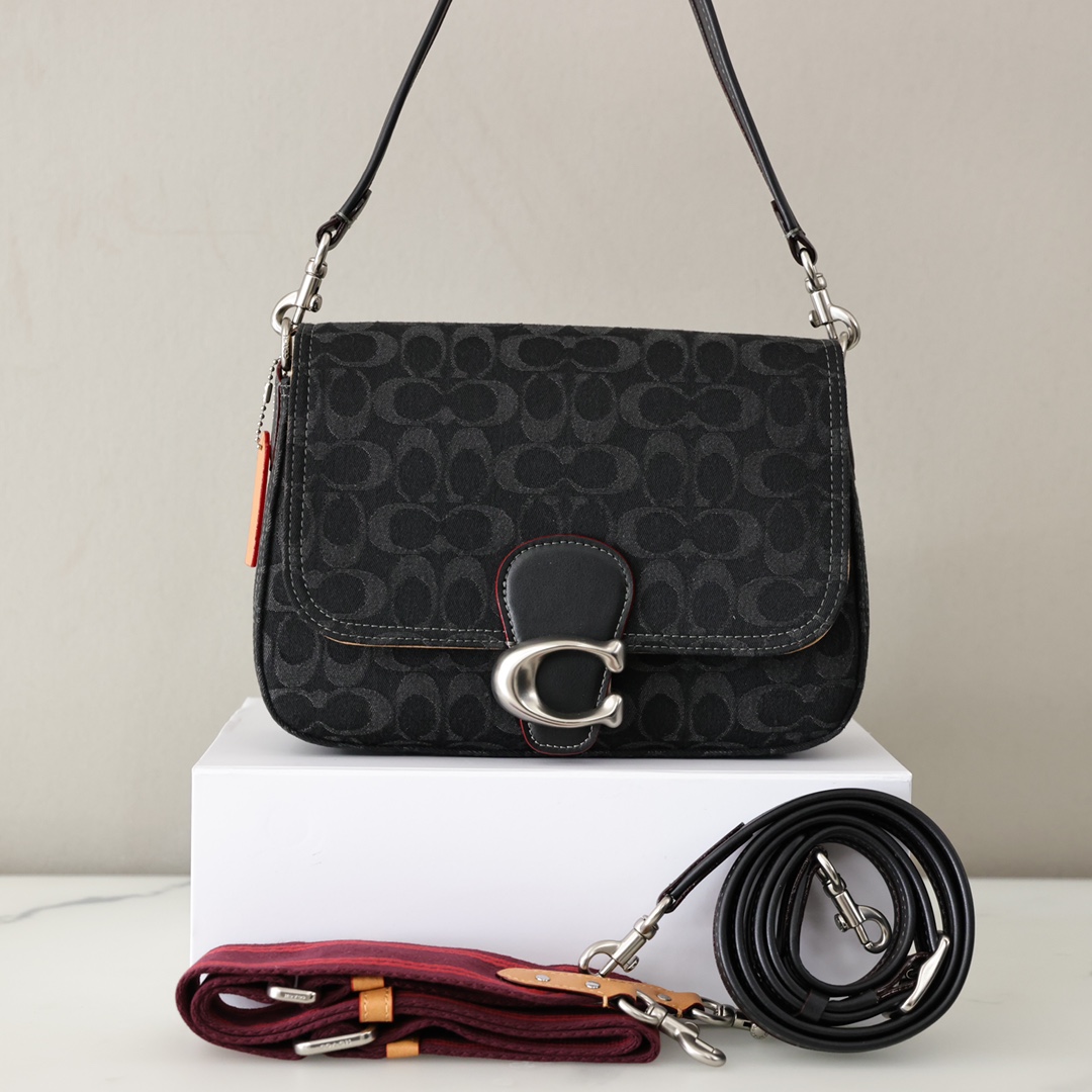 蔻驰香布雷Soft Tabby邮差💰300 配有三条包带,可手提,可腋下,也斜挎,丹宁风格永不过时,复古时尚又百搭,马鞍色吊牌和丹宁的撞色是很好看的颜色组合,哑光银色的包扣也自带做旧感,超级受欢迎的一款包包。 规格:26*16.5*9cm