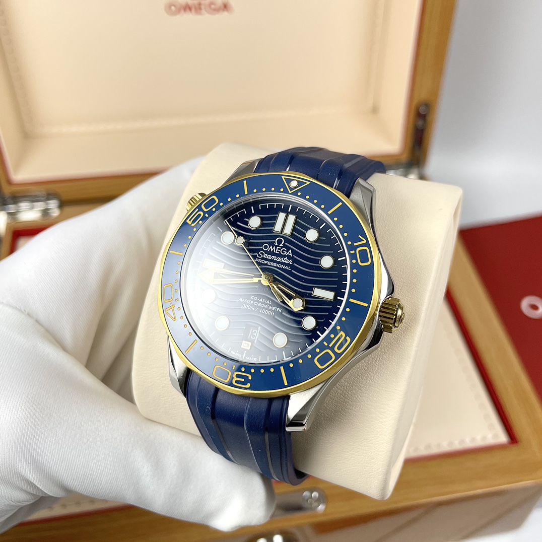 全新升级夜明珠，细节更新优化！欧米茄海马300米，黑马产品，同价位质量之最！重新定义海马300⚡️完美诠释性价比！
欧米茄海马系列300米潜水表，配置升级优化，超强夜光效果，同步最新42mm尺寸⚡️波浪凹纹陶瓷表盘与陶瓷表圈完美融合，更显层次立体！
☄️内置全新日本西铁城8215机芯，走时稳准无售后❗️承诺全新进口机芯！背透式机芯显示做独家定制改陀工艺，对齐原版⚙️
表壳拉丝做了细腻的打磨，与表带保持一致纹路，表壳侧面10点位设有标志性排氦气阀门，独具匠心！
❗️可选装316精钢表带或高品质硅胶表带