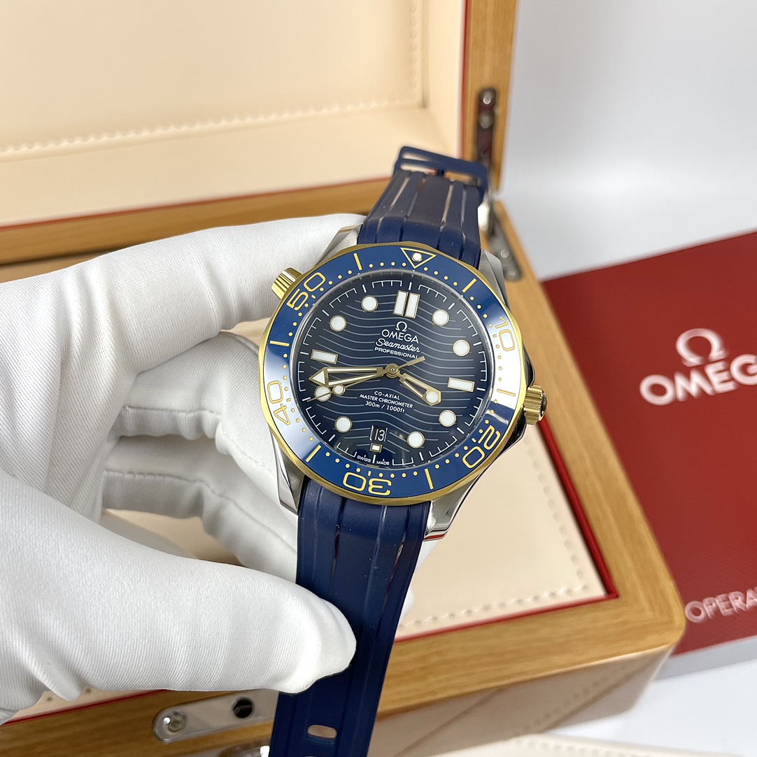 全新升级夜明珠，细节更新优化！欧米茄海马300米，黑马产品，同价位质量之最！重新定义海马300⚡️完美诠释性价比！
欧米茄海马系列300米潜水表，配置升级优化，超强夜光效果，同步最新42mm尺寸⚡️波浪凹纹陶瓷表盘与陶瓷表圈完美融合，更显层次立体！
☄️内置全新日本西铁城8215机芯，走时稳准无售后❗️承诺全新进口机芯！背透式机芯显示做独家定制改陀工艺，对齐原版⚙️
表壳拉丝做了细腻的打磨，与表带保持一致纹路，表壳侧面10点位设有标志性排氦气阀门，独具匠心！
❗️可选装316精钢表带或高品质硅胶表带