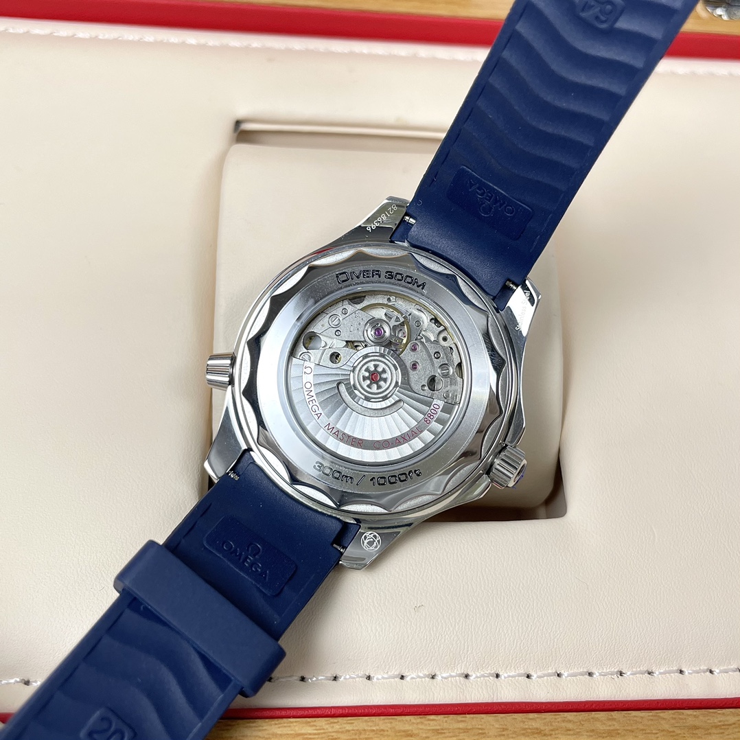 全新升级夜明珠，细节更新优化！欧米茄海马300米，黑马产品，同价位质量之最！重新定义海马300⚡️完美诠释性价比！
欧米茄海马系列300米潜水表，配置升级优化，超强夜光效果，同步最新42mm尺寸⚡️波浪凹纹陶瓷表盘与陶瓷表圈完美融合，更显层次立体！
☄️内置全新日本西铁城8215机芯，走时稳准无售后❗️承诺全新进口机芯！背透式机芯显示做独家定制改陀工艺，对齐原版⚙️
表壳拉丝做了细腻的打磨，与表带保持一致纹路，表壳侧面10点位设有标志性排氦气阀门，独具匠心！
❗️可选装316精钢表带或高品质硅胶表带