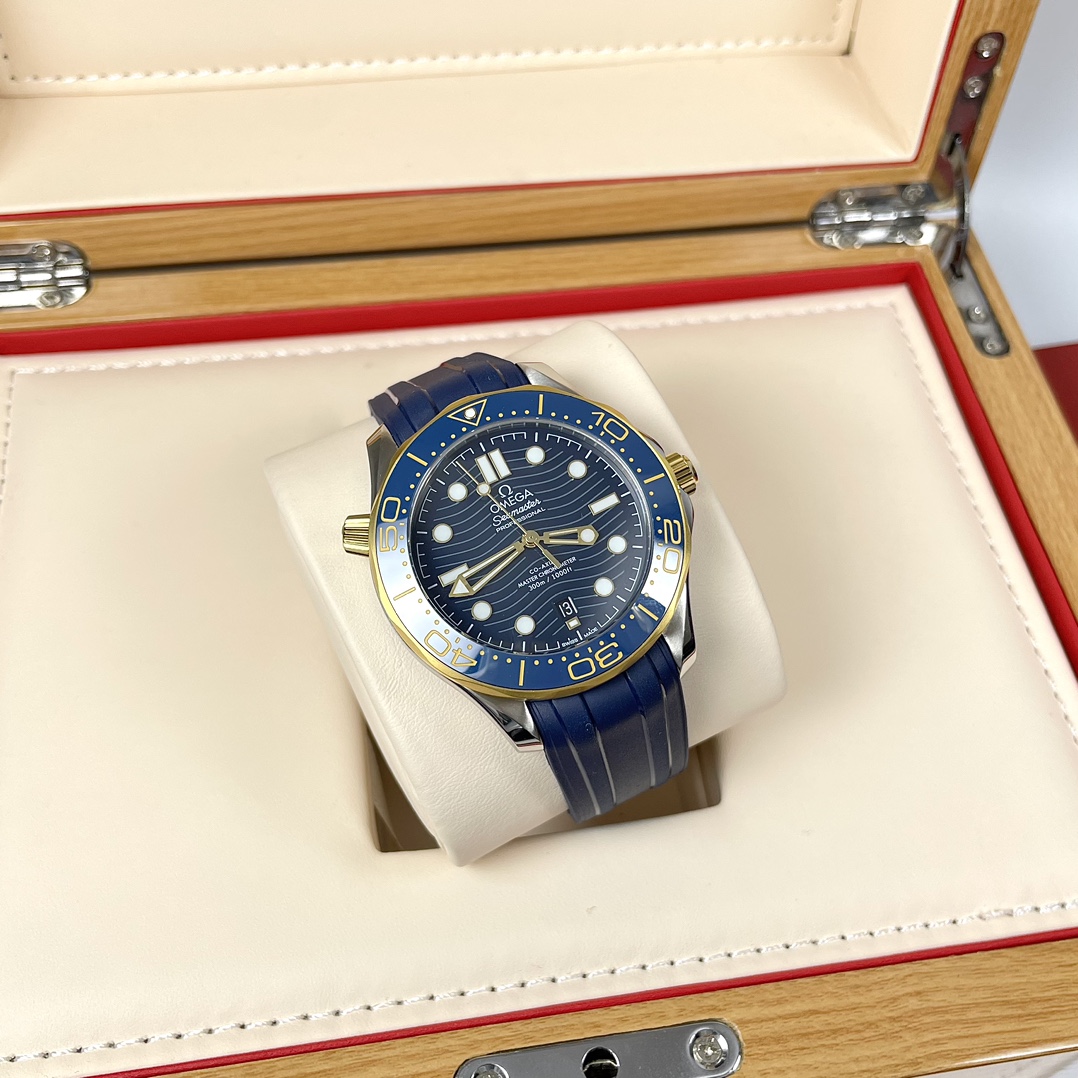 全新升级夜明珠,细节更新优化!欧米茄海马300米,黑马产品,同价位质量之最!重新定义海马300⚡️完美诠释性价比!
欧米茄海马系列300米潜水表,配置升级优化,超强夜光效果,同步最新42mm尺寸⚡️波浪凹纹陶瓷表盘与陶瓷表圈完美融合,更显层次立体!
☄️内置全新日本西铁城8215机芯,走时稳准无售后❗️承诺全新进口机芯!背透式机芯显示做独家定制改陀工艺,对齐原版⚙️
表壳拉丝做了细腻的打磨,与表带保持一致纹路,表壳侧面10点位设有标志性排氦气阀门,独具匠心!
❗️可选装316精钢表带或高品质硅胶表带