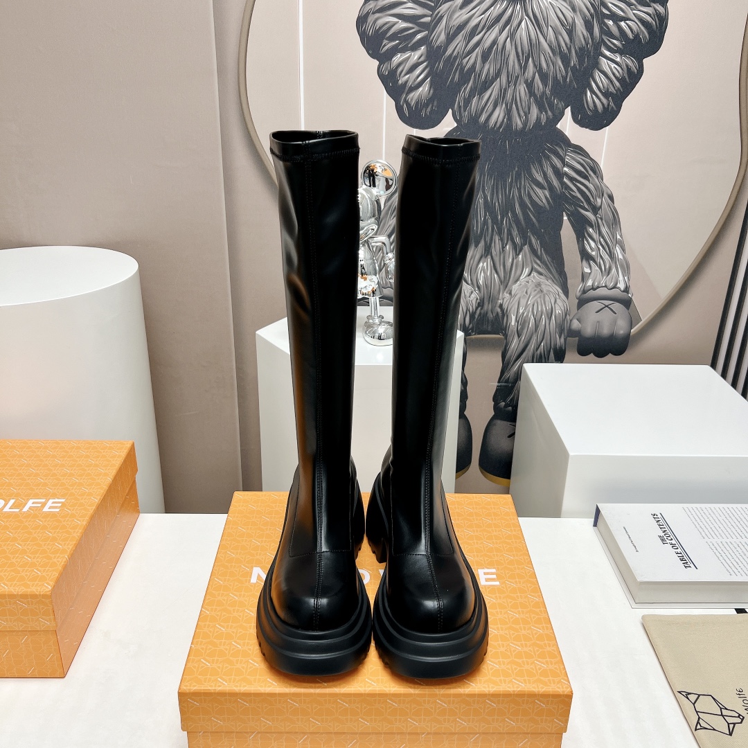 NO:493826,: 'Exclusive Top Version' nakedwolf*24vs autumn latest show Hentiangao waterproof platform fashion boot series... [Sponge cake thick-soled elastic high boots] nakedwolf*e Nedwolf is a London fashion designer brand. It is well-known for its wolf head. It is famous for its thick and crisp design. It is committed to creating bold and avant-garde shoes. This fashion boot is the master of the Naedwolf family. The original mold is opened, and the details are restored... Upper: Original custom head leather Inner: Custom sheepskin Foot pad: Custom sheepskin Outsole: Custom rubber sole Heel height: 6cm Size: 35-39 (40 customization without return and exchange) Packaging: Original full packaging Color: black, boots, boots, cowhide, sheepskin19860909:《独家顶级版本》 nakedwolf*24vs秋季最新秀场恨天高防水台时装靴系列……【松糕厚底弹力高靴】 nakedwolf*e 耐德·沃夫是一家伦敦时装设计师品牌,狼头的知名标识,在奢侈品界享有盛誉,以厚实而挺括的设计著称,致力于打造大胆前卫的鞋履,这一款时装靴更是耐得·沃夫家族中的集大成者,原版开模,1:1细节还原…… 鞋面:原版定制头层牛皮 内里:定制羊皮 垫脚:定制羊皮 大底:定制橡胶底 跟高:6cm 码数:35-39（40定制不退换） 包装:原版全套包装 颜色:黑色,靴子,boots,cowhide,sheepskin,Women's Shoes