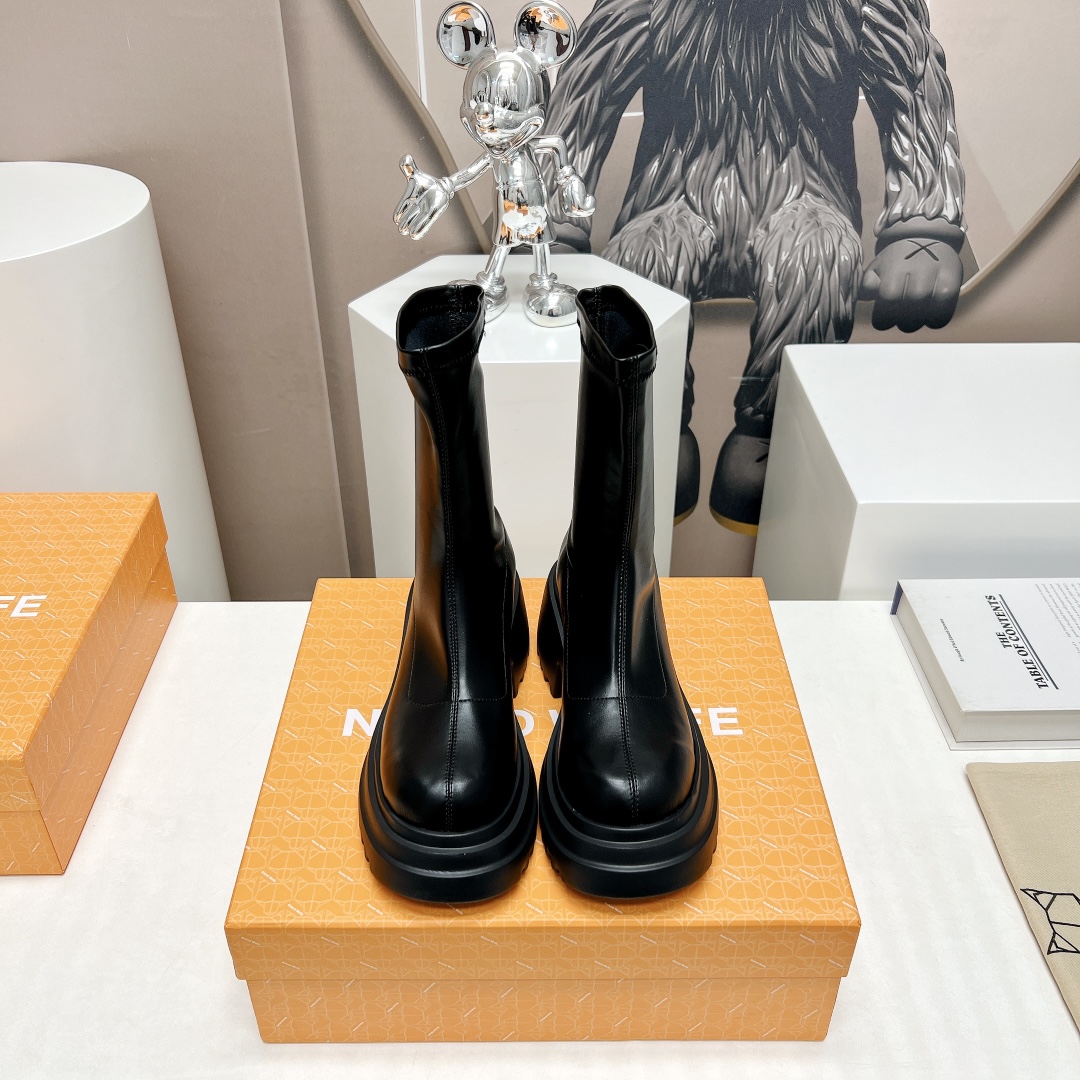 NO:493834,: 'Exclusive Top Version' nakedwolf*24vs autumn latest show Hentiangao waterproof platform fashion boot series... [Sponge cake thick-soled stretch boots] nakedwolf*e Nedwolf is a London fashion designer brand. It is well-known for its wolf head. It is famous for its thick and crisp design. It is committed to creating bold and avant-garde shoes. This fashion boot is the master of the Naedwolf family. The original mold is opened, and the details are restored... Upper: Original custom head layer cowhide Inner: Custom sheepskin Foot pad: Custom sheepskin Outsole: Custom rubber sole Heel height: 6cm Size: 35-39 (40 customization without return and exchange) Packaging: Original full package Color: black, boots, boots, cowhide, sheepskin19860909:《独家顶级版本》 nakedwolf*24vs秋季最新秀场恨天高防水台时装靴系列……【松糕厚底弹力短靴】 nakedwolf*e 耐德·沃夫是一家伦敦时装设计师品牌,狼头的知名标识,在奢侈品界享有盛誉,以厚实而挺括的设计著称,致力于打造大胆前卫的鞋履,这一款时装靴更是耐得·沃夫家族中的集大成者,原版开模,1:1细节还原…… 鞋面:原版定制头层牛皮 内里:定制羊皮 垫脚:定制羊皮 大底:定制橡胶底 跟高:6cm 码数:35-39（40定制不退换） 包装:原版全套包装 颜色:黑色,靴子,boots,cowhide,sheepskin,Women's Shoes