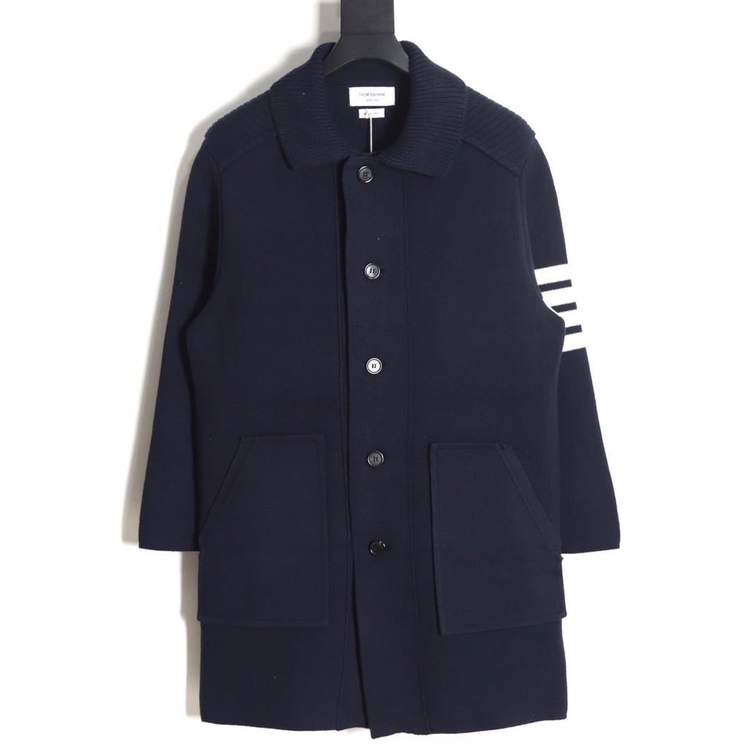 NO:132411,Number of codes 1-2-3- On the day of delivery of warehouses in other provinces [Two days after self-pickup] TB long four-bar wool jacket with navy blue full code is in stock. This style uses the Stor 3.5.2 needle type machine imported from Germany, using front and rear twisting, ultra-tightness and the same weaving method as the original version, the same density and the same method. It is as regular as YB, thick, purity, and the style, size, feel, and the texture is absolutely first-class. The buttons are also customized horn buckles. You can see that this process is not something that ordinary people can do. There are many processes, cumbersome and complicated, but we try to make it perfect for customers, Jackets & coats, alexander wang19860909码数1-2-3- 外省库房代发当天【自取隔两天】 TB 长款四杠羊毛夹克 藏青色全码入库啦. 本款式使用德国进口斯托尔3.5.2针型机器采用前后绞编 超紧密度跟原版同织法同纱线同密度同做法 跟YB一样粄正 厚实 纯度也好 版型 尺寸 手感 质感绝对的一流 同样纽扣也是定制牛角扣 同行一看便知道这种工艺不是一般人能做出来的 工序多 繁琐又复杂 但是我们尽量使其让客户完美,,jackets & coats,alexander wang,Men's clothing