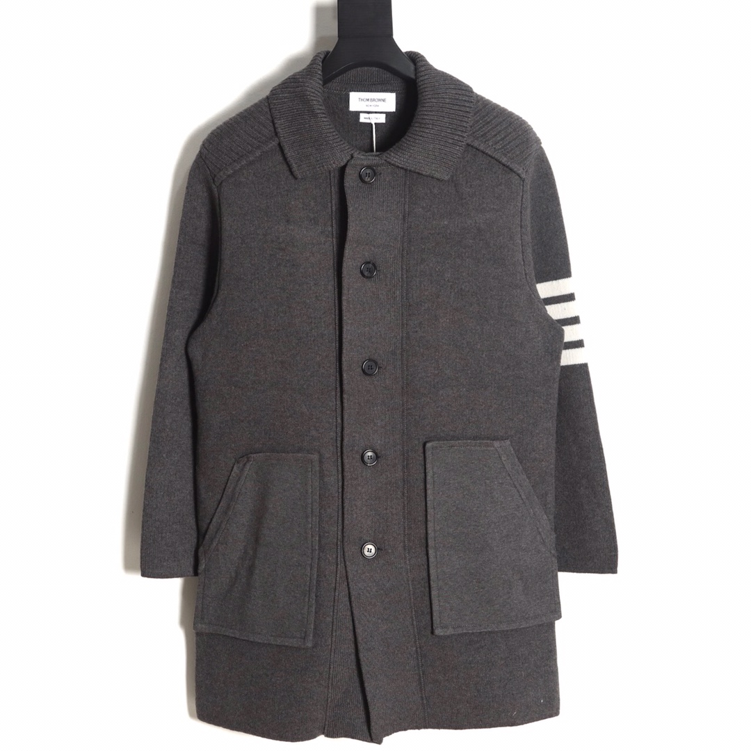 NO:133397,Number of codes 1-2-3- On the day of delivery of warehouses in other provinces [self-pick up two days] TB long four-bar wool jacket, gray full-code is put into storage. This style uses the Stor 3.5.2-needle machine imported from Germany, using front and rear twisting, ultra-tightness and the same weaving method as the original, the same weaving method, the same density and the same method as YB, the same thickness, the same purity, the style, size, the feel, the texture is absolutely first-class, the same buttons are also customized horn buckles. When you look at it, you will know that this process is not something that ordinary people can do. There are many processes, cumbersome and complicated, but we try to make it perfect for customers, Jackets & coats, alexander wang19860909码数1-2-3- 外省库房代发当天【自取隔两天】 TB 长款四杠羊毛夹克 灰色全码入库啦. 本款式使用德国进口斯托尔3.5.2针型机器采用前后绞编 超紧密度跟原版同织法同纱线同密度同做法 跟YB一样粄正 厚实 纯度也好 版型 尺寸 手感 质感绝对的一流 同样纽扣也是定制牛角扣 同行一看便知道这种工艺不是一般人能做出来的 工序多 繁琐又复杂 但是我们尽量使其让客户完美,,jackets & coats,alexander wang,Men's clothing