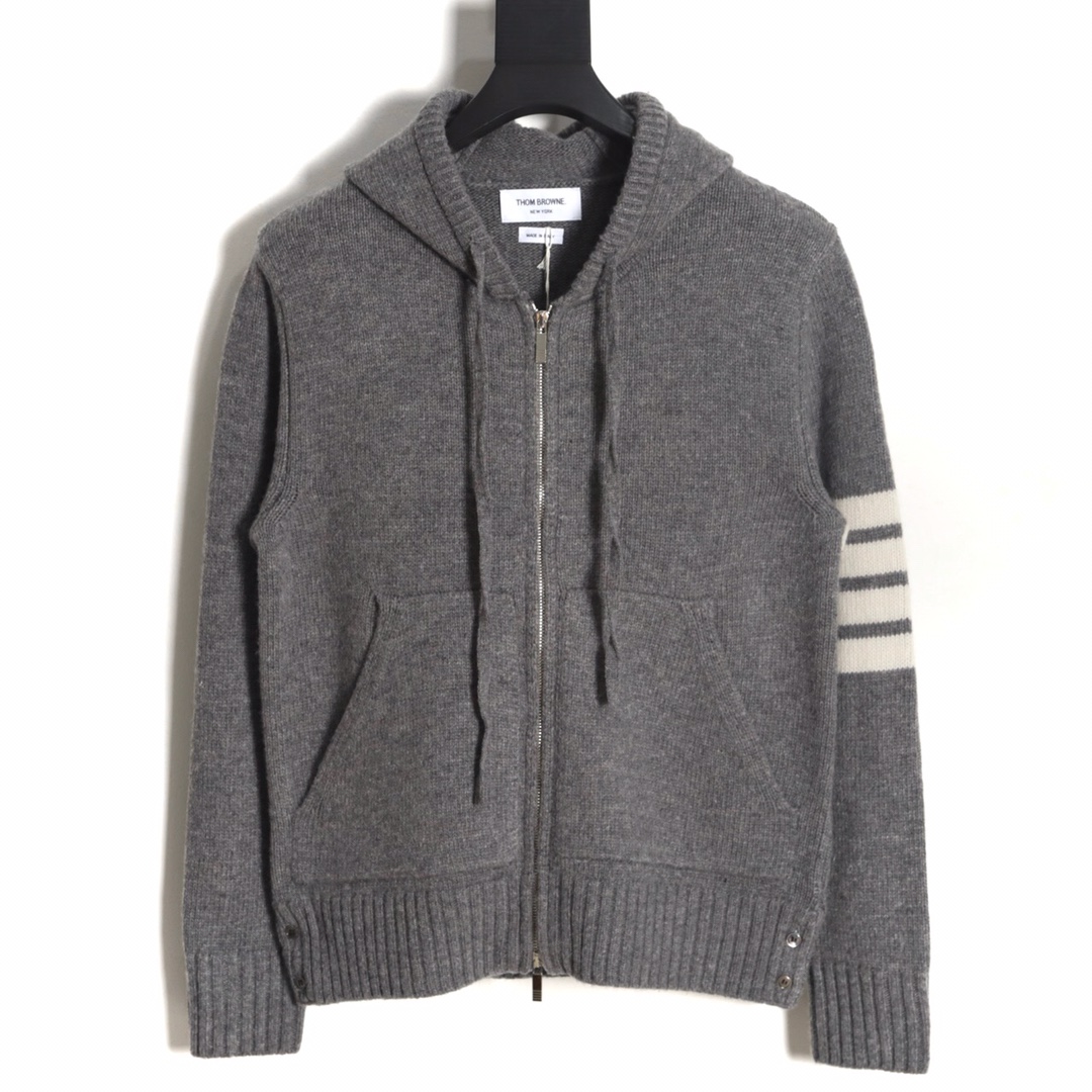 NO:129055,Number of codes 1-2-3-4 SF Express free shipping on the day of delivery [self-pick up two days] TB Sailing Australian wool hooded jacket, gray full code is in the warehouse. The cardigan style of this product is YB one-to-one single side plus one multiply one thread. The whole piece of Australian wool material is color-blocking style. Features are light body, soft, skin-friendly, strong warmth. Plus customized deep-sea shell buckles, customized webbing. Different styles are suitable for all classes,, jackets & coats, hats, alexander wang19860909码数1-2-3-4 代发当天顺丰包邮【自取隔两天】 TB 帆船澳毛连帽外套 灰色全码入库啦. 本产品开衫款式照YB一比一单面加一乘一螺纹 整件全澳毛材质 相拼色风格 特点体轻 柔软 亲肤 保暖性强 加上定制深海贝壳扣 定制织带 风格各有不同 男女通穿 适合各种阶层,,jackets & coats,hats,alexander wang,Men's clothing
