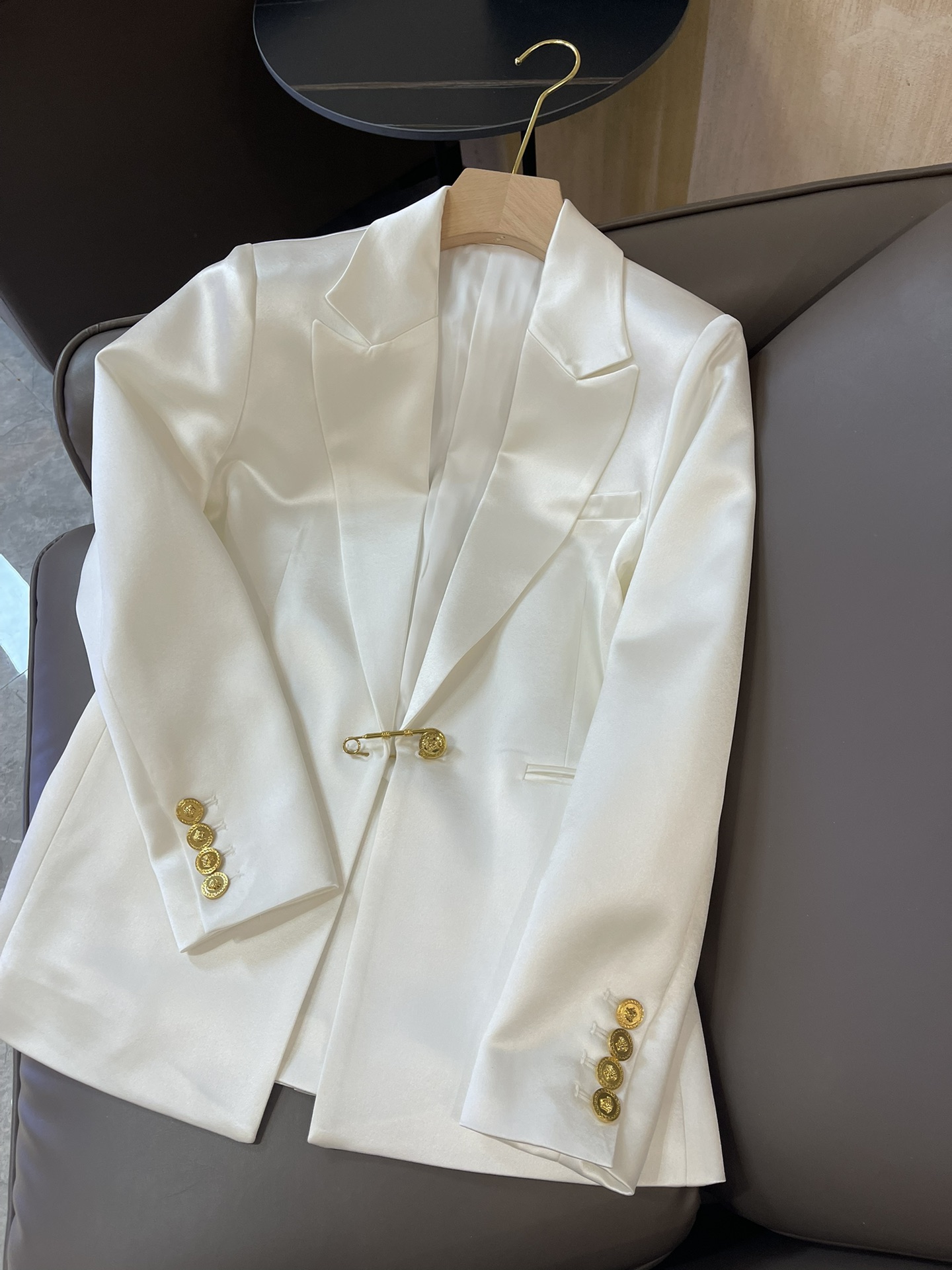 HXZ036#新款西装外套💕范思哲 金色别针🧷金扣子醋酸西装外套 黑色 白色 SMLXL