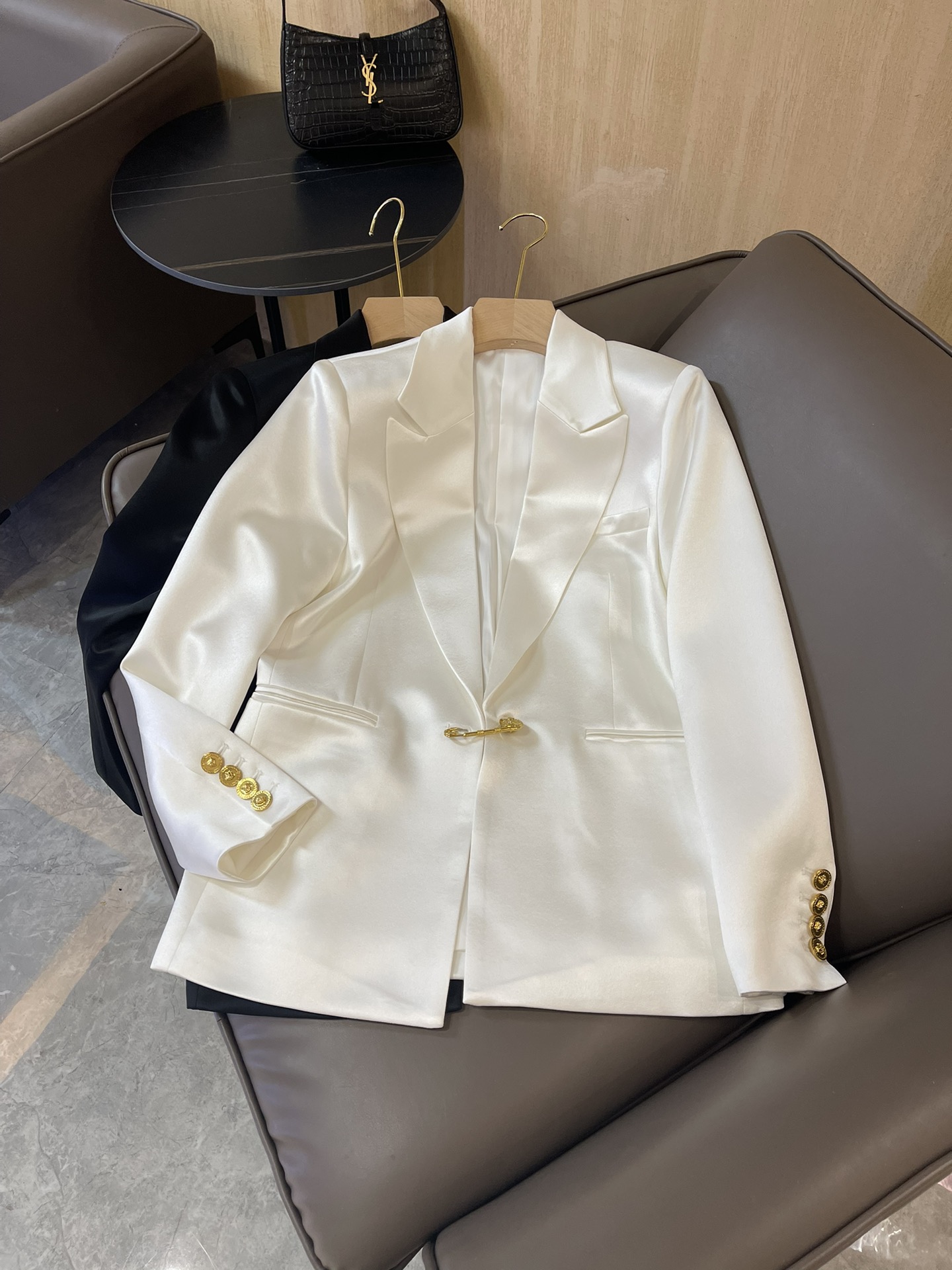 NO:720877,HXZ036, the highest version on the market, the girl inspects the goods, trims the three marks on the threads, and delivers the goods. You can send pictures and take videos. If you want quality and service, please add me on WeChat. We will not accept urgent orders. New suit jacket Versace gold pin gold button acetate suit jacket black white SMLXL, Versace-clothing, versace, jackets & coats, business suit,19860909HXZ036市面最高版本小妹验货、修剪线头上三标、发货可发图及拍视频,要品质要服务的加我微信,不接急单.新款西装外套 范思哲 金色别针金扣子醋酸西装外套 黑色 白色 SMLXL,范思哲-服装,versace,jackets & coats,business suit,,Women's clothing
