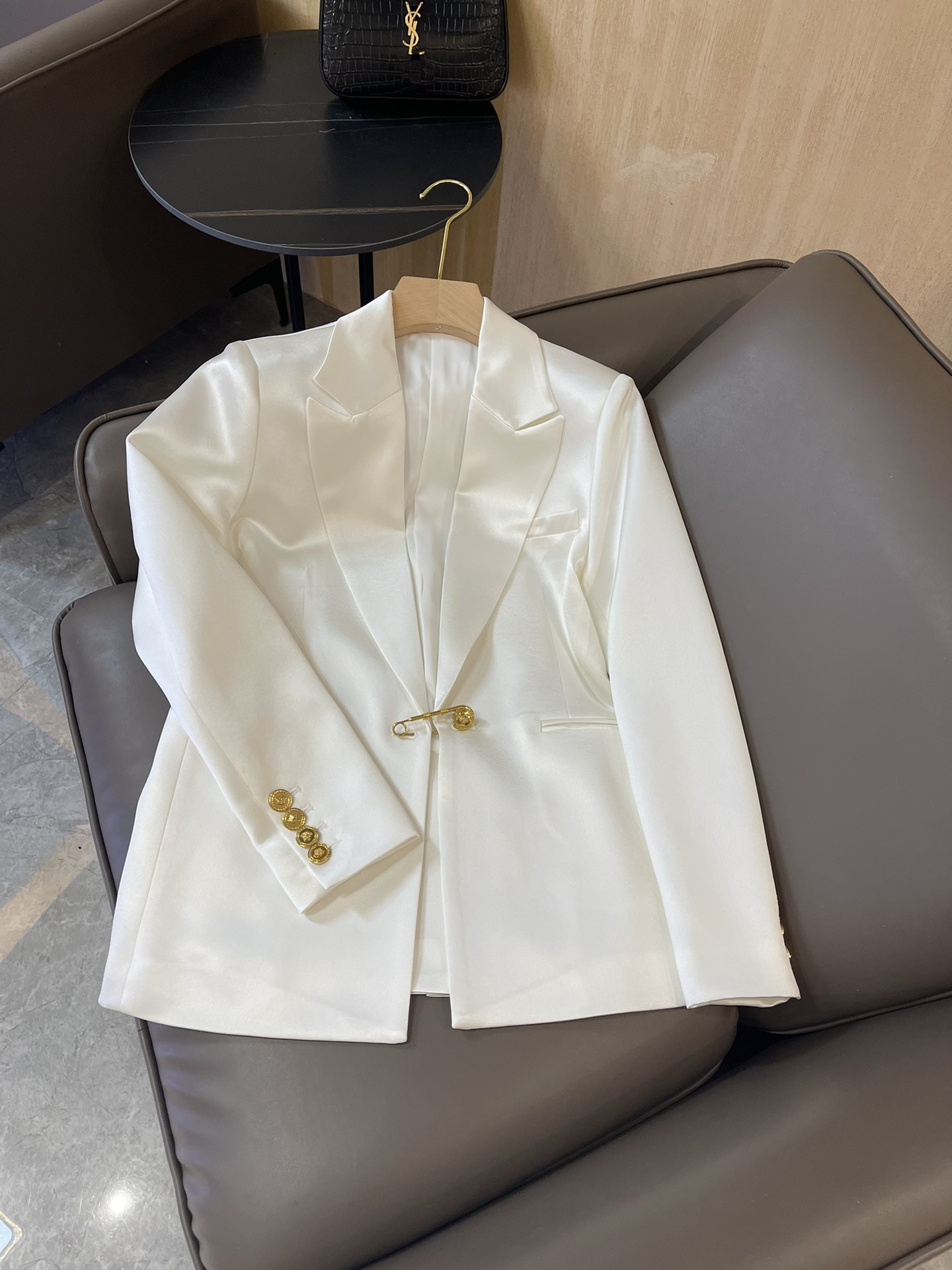 HXZ036#新款西装外套💕范思哲 金色别针🧷金扣子醋酸西装外套 黑色 白色 SMLXL