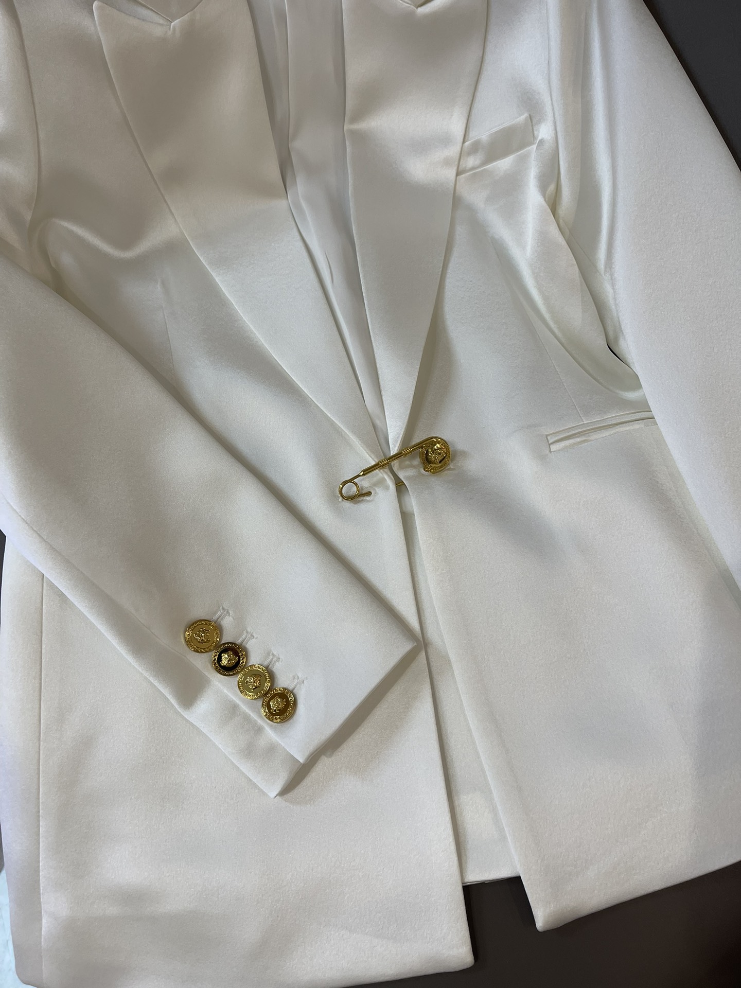 HXZ036#新款西装外套💕范思哲 金色别针🧷金扣子醋酸西装外套 黑色 白色 SMLXL