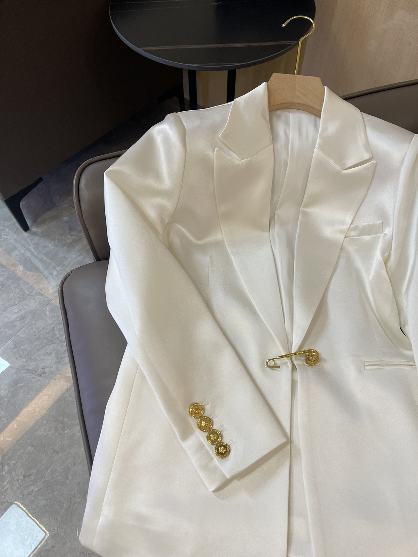 HXZ036#新款西装外套💕范思哲 金色别针🧷金扣子醋酸西装外套 黑色 白色 SMLXL