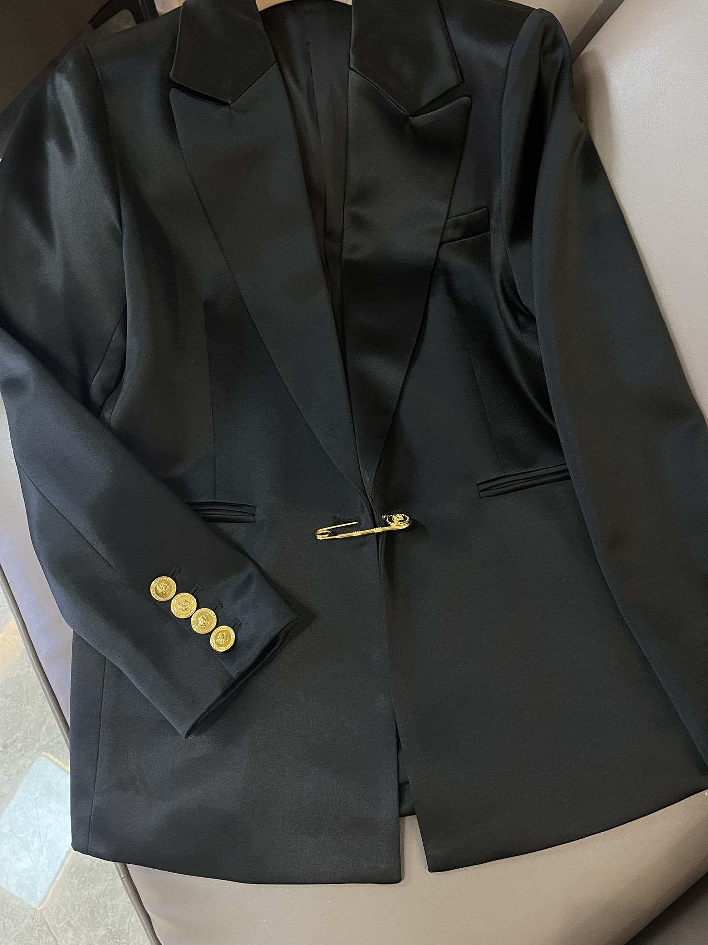 HXZ036#新款西装外套💕范思哲 金色别针🧷金扣子醋酸西装外套 黑色 白色 SMLXL