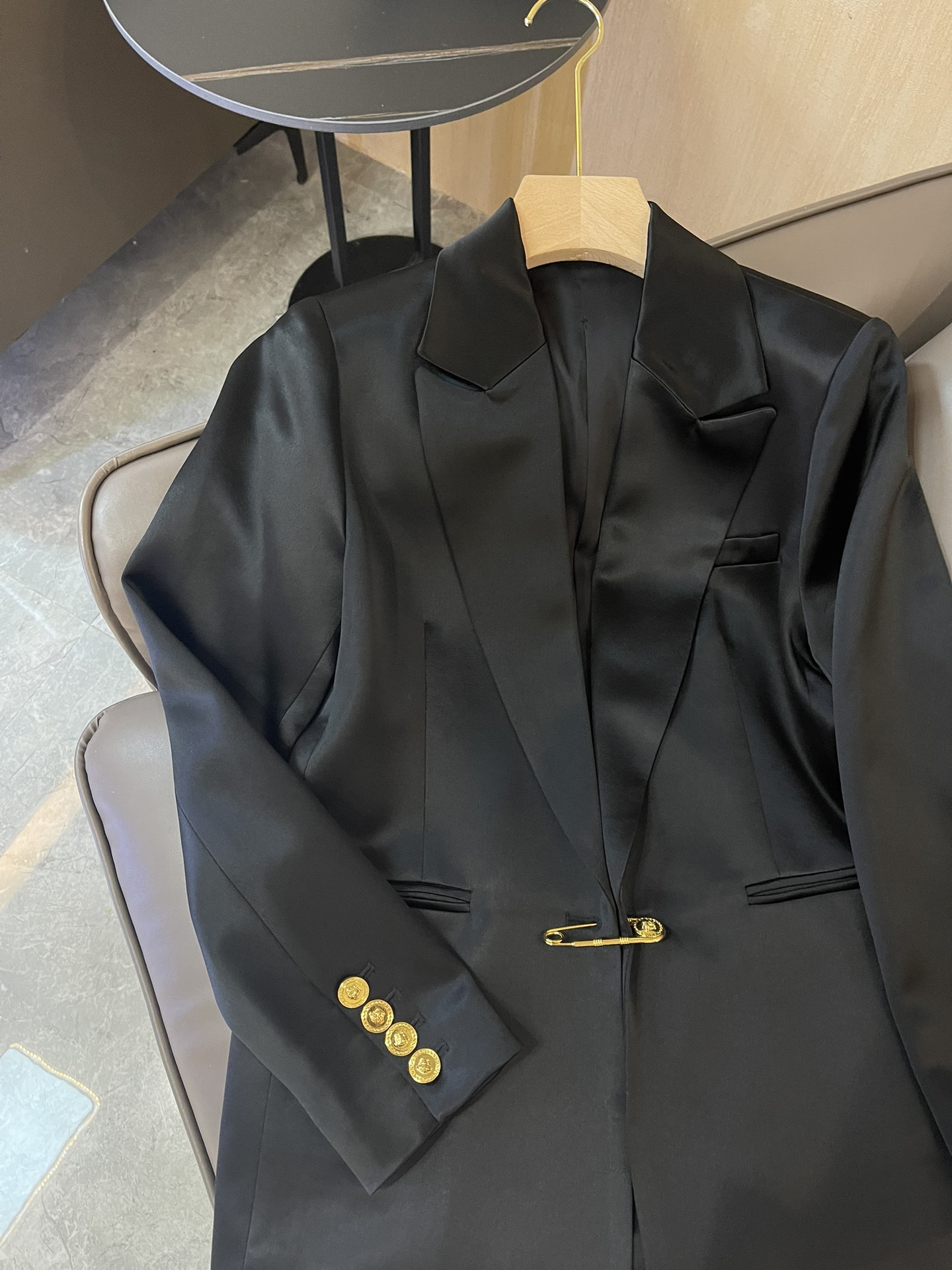 HXZ036#新款西装外套💕范思哲 金色别针🧷金扣子醋酸西装外套 黑色 白色 SMLXL