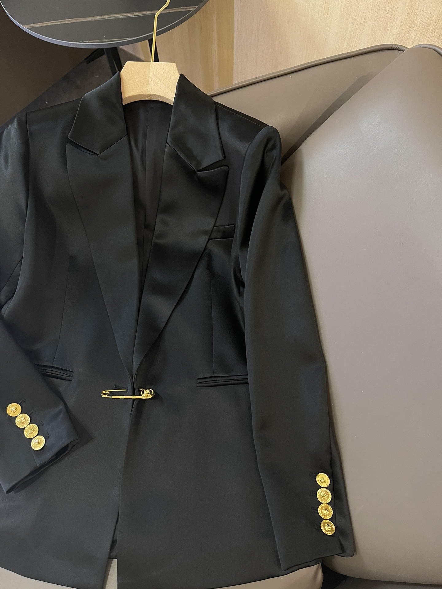 HXZ036#新款西装外套💕范思哲 金色别针🧷金扣子醋酸西装外套 黑色 白色 SMLXL