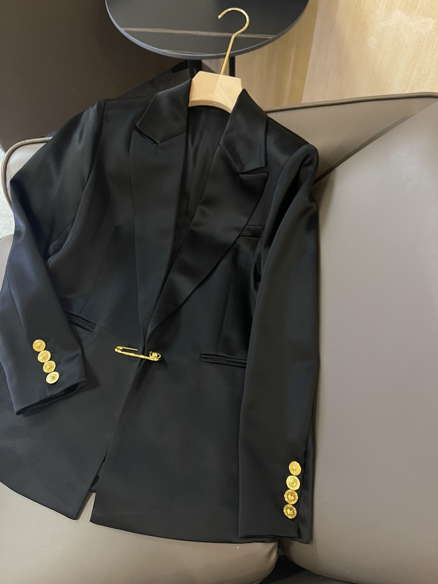 HXZ036#新款西装外套💕范思哲 金色别针🧷金扣子醋酸西装外套 黑色 白色 SMLXL