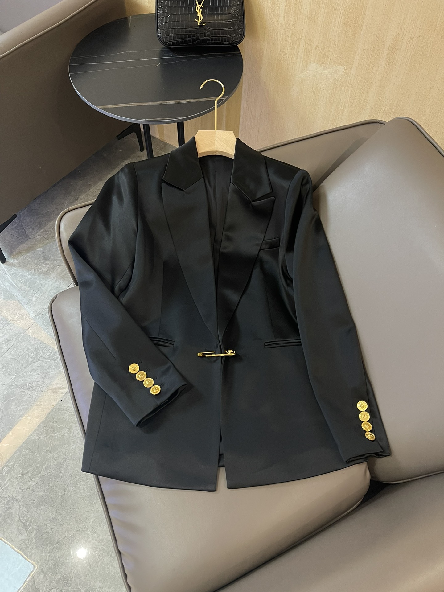 HXZ036#新款西装外套💕范思哲 金色别针🧷金扣子醋酸西装外套 黑色 白色 SMLXL