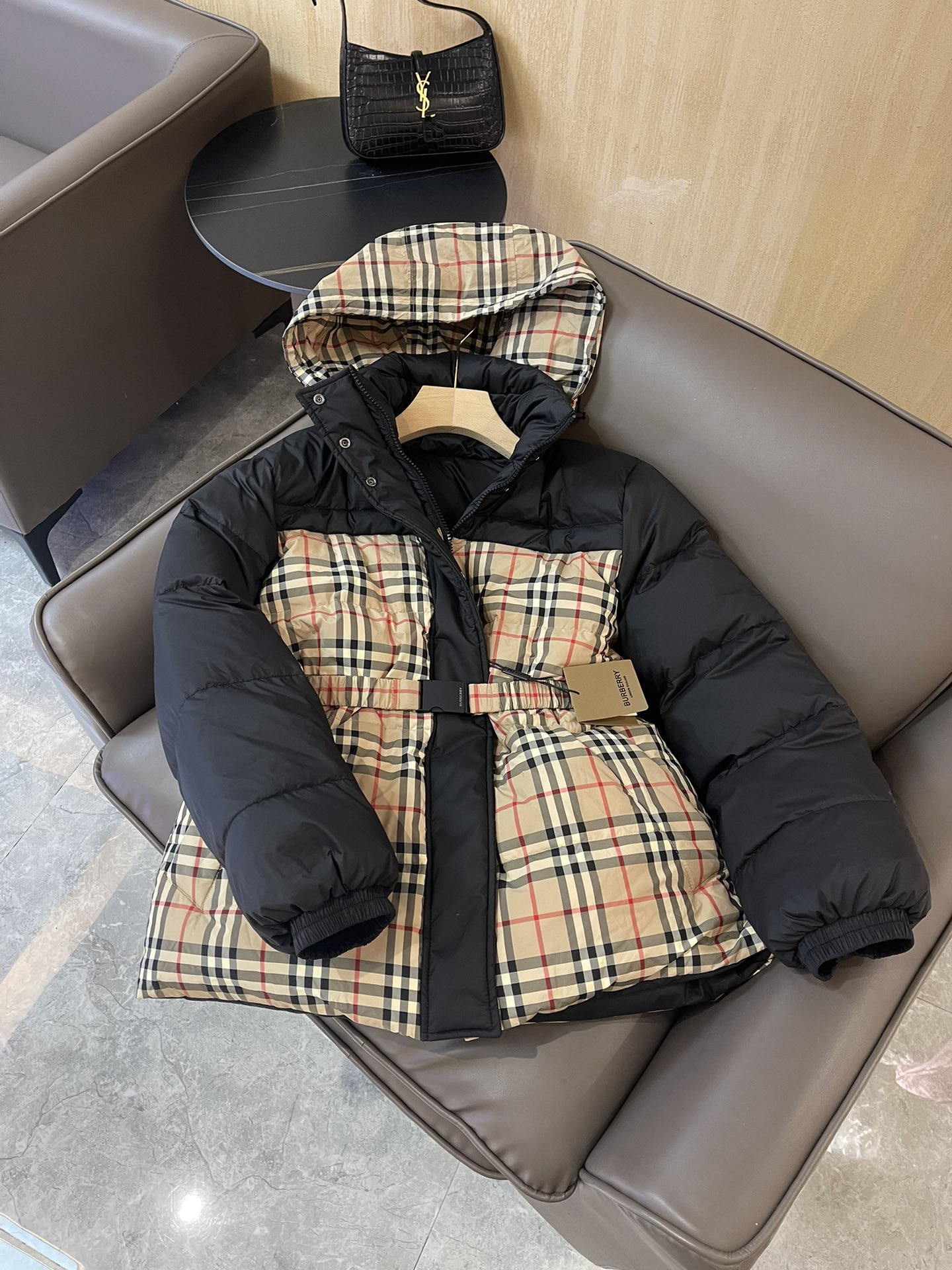 TJ24001#特价羽绒服⚠️特价‼️
Burberry 格纹 两面穿 90% 白鹅绒 羽绒服 杏色 S