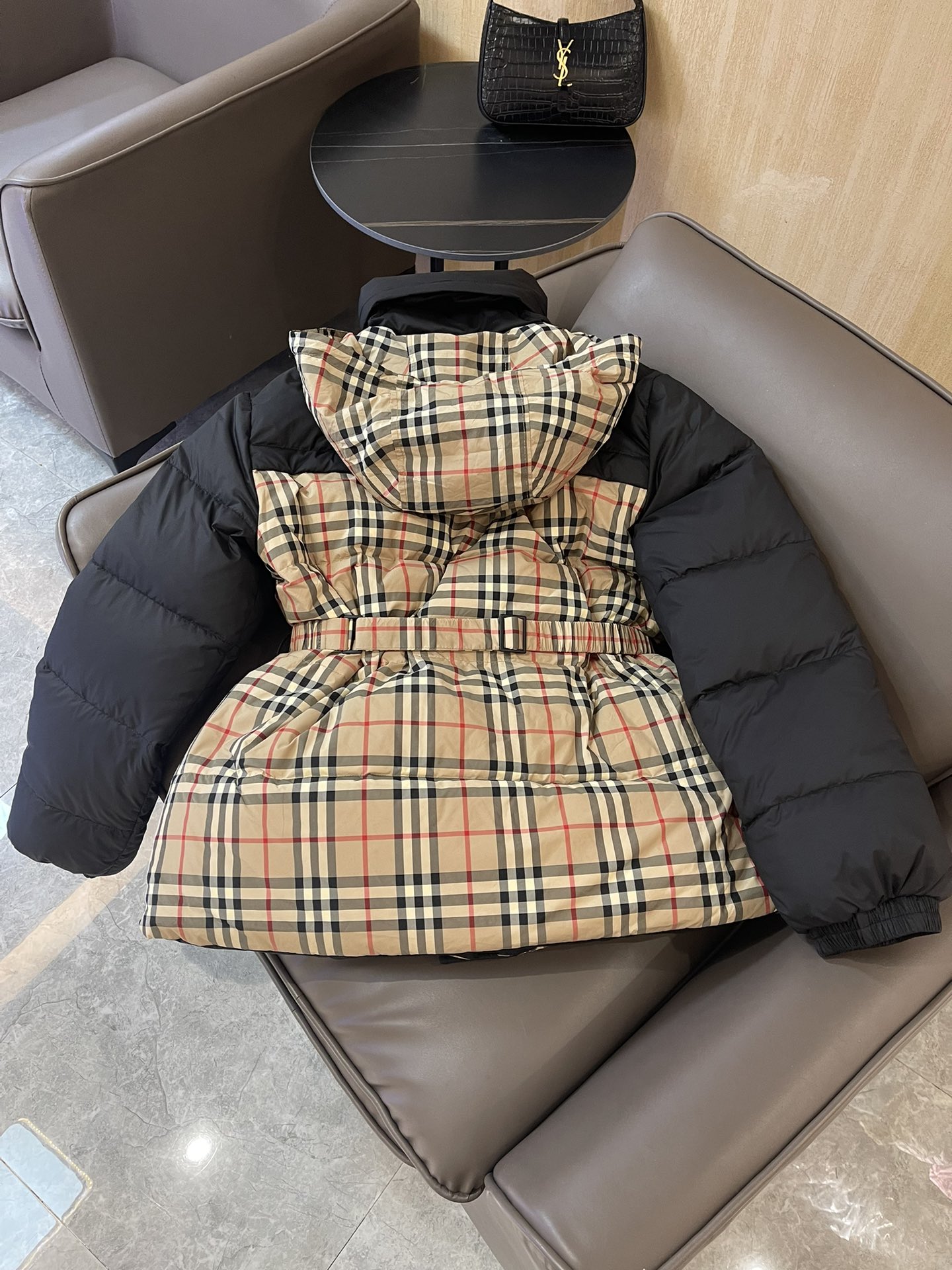 TJ24001#特价羽绒服⚠️特价‼️
Burberry 格纹 两面穿 90% 白鹅绒 羽绒服 杏色 S