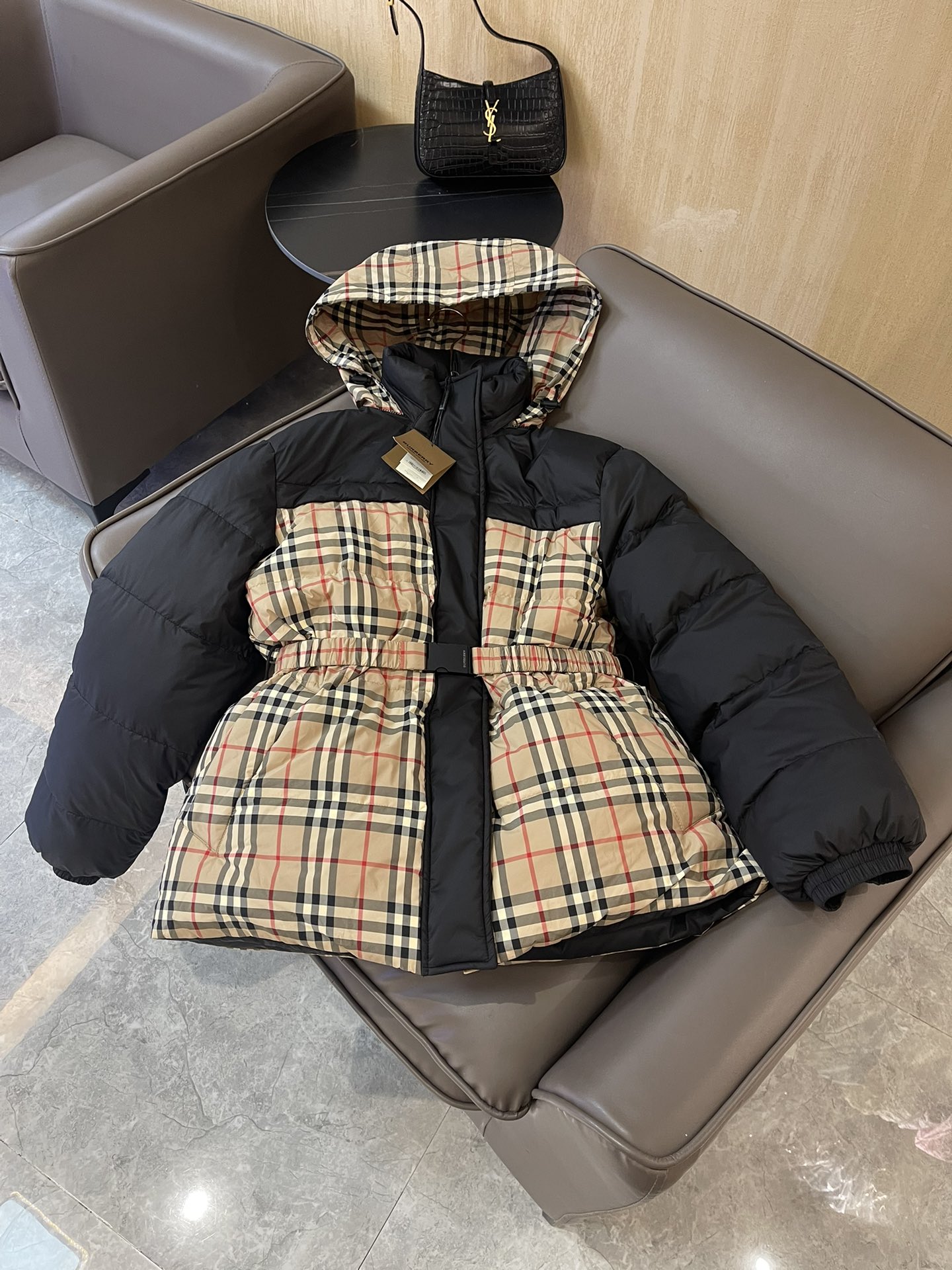 TJ24001#特价羽绒服⚠️特价‼️
Burberry 格纹 两面穿 90% 白鹅绒 羽绒服 杏色 S