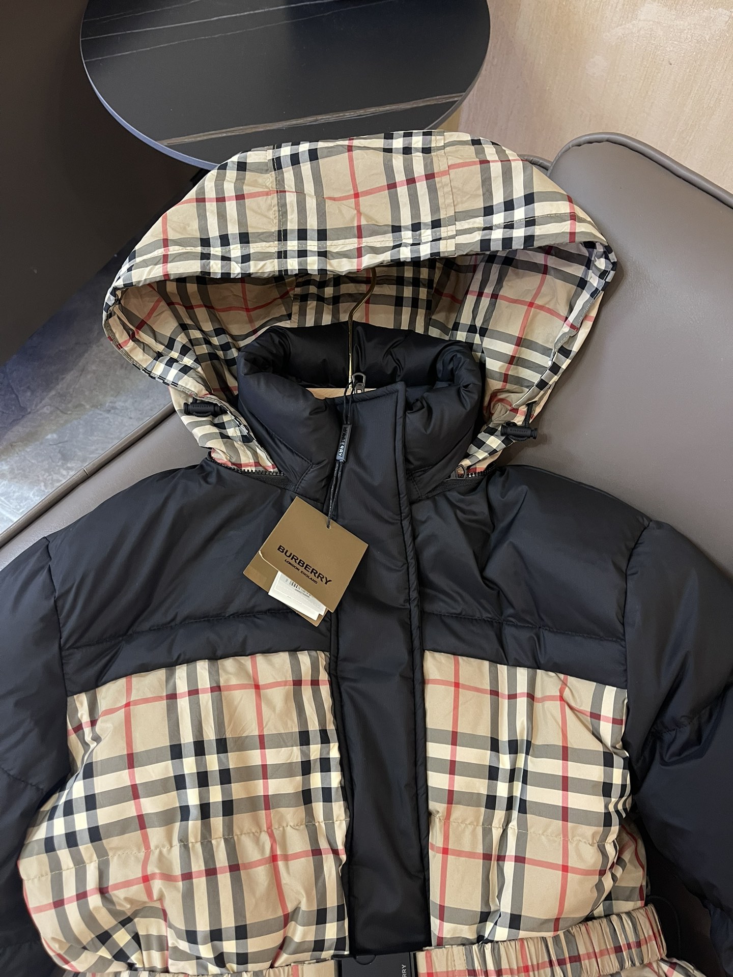 TJ24001#特价羽绒服⚠️特价‼️
Burberry 格纹 两面穿 90% 白鹅绒 羽绒服 杏色 S