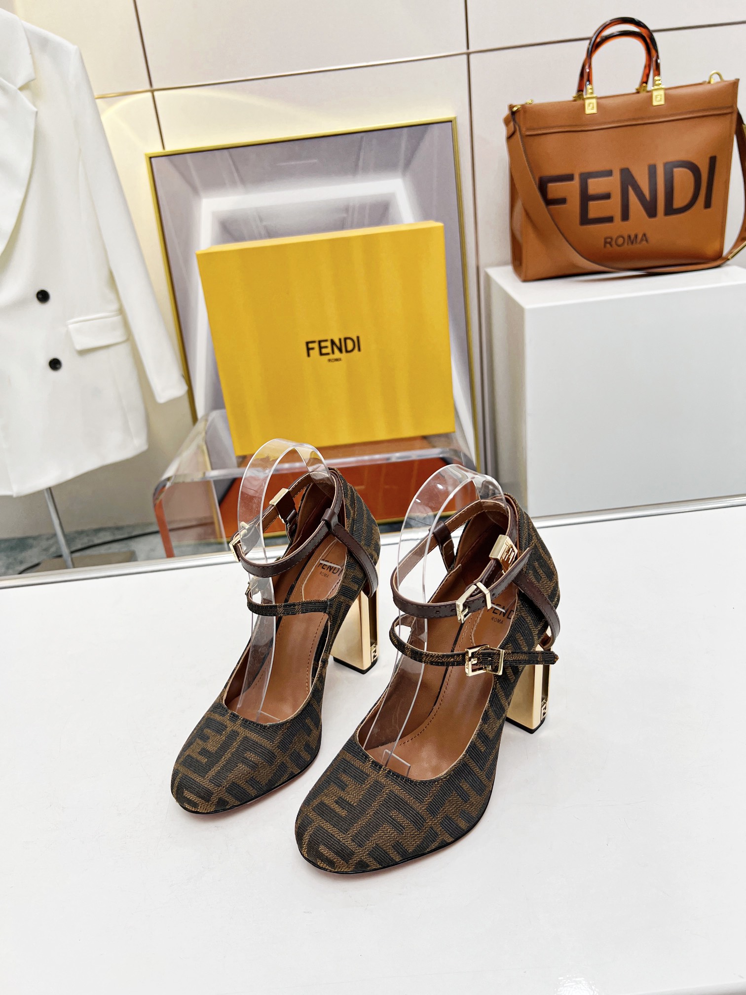 NO:250163,FEND1 catwalk style, Delfina round-toe sandals, exclusive top-notch supply!  The ceiling in the item is full of high-end feeling, and whether it is worn with skirts or trousers, it reveals a high-end and atmospheric temperament!  Invincible texture The upper is made of FF letters, with classic presbyterian flowers, water-dyed cowhide feet and inner lining, and the shoe trip strap is decorated with FF letter buckle (lazy gospel, you can directly remove this button without buckle on and off the shoe trip buckle). Original leather cowhide sole, the heel is decorated with engraved details and gold metal FF pattern. Full set of genuine packaging Size: 35-40 (customized for 41, 42, 43), sandals, fendi, sandals, skirts, cowhide19860909FEND1 走秀款,Delfina圆头凉鞋,独家顶级货源！ 单品中的天花板,高级感满满,无论搭裙子还是裤装都透露出高级、大气的气质！无敌质感 鞋面选用FF字母经典老花,水染牛皮垫脚和内里,鞋绊带饰有FF字母扣（懒人福音,穿脱可以直接卸下这个扣子不用扣鞋绊扣眼） 原版真皮牛皮大底,鞋跟饰有镂刻细节和金色金属FF图案.全套正品包装 码数size: 35-40（41、42、43定做）,凉鞋,fendi,sandals,skirts,cowhide,Women's Shoes