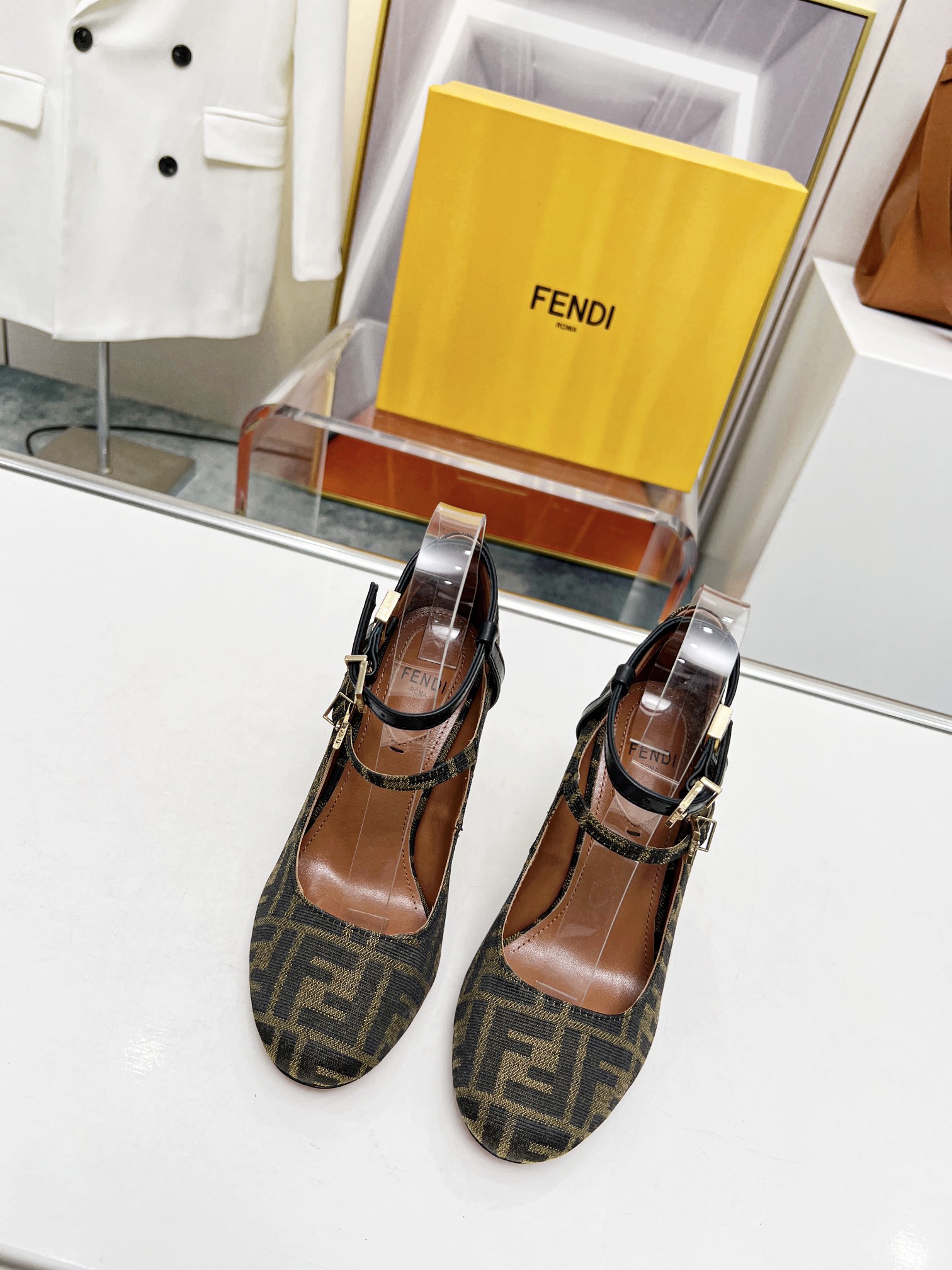 NO:248488,FEND1 catwalk style, Delfina round-toe sandals, exclusive top-notch supply!  The ceiling in the item is full of high-end feeling, and whether it is worn with skirts or trousers, it reveals a high-end and atmospheric temperament!  Invincible texture The upper is made of classic presbyterian FF letters, water-dyed cowhide feet and inner lining, and the shoe trip strap is decorated with FF letter buckle (lazy gospel, you can directly remove this button without buckle shoe trip buckle) Original genuine leather cowhide sole, the heel is decorated with engraved details and gold metal FF pattern. Full set of genuine packaging Size: 35-40 (customized for 41, 42, 43), high heels, fendi, sandals, high heels, skirts, cowhide19860909FEND1 走秀款,Delfina圆头凉鞋,独家顶级货源！ 单品中的天花板,高级感满满,无论搭裙子还是裤装都透露出高级、大气的气质！无敌质感 鞋面选用FF字母经典老花,水染牛皮垫脚和内里,鞋绊带饰有FF字母扣（懒人福音,穿脱可以直接卸下这个扣子不用扣鞋绊扣眼） 原版真皮牛皮大底,鞋跟饰有镂刻细节和金色金属FF图案.全套正品包装 码数size: 35-40（41、42、43定做）,高跟鞋,fendi,sandals,high heels,skirts,cowhide,Women's Shoes