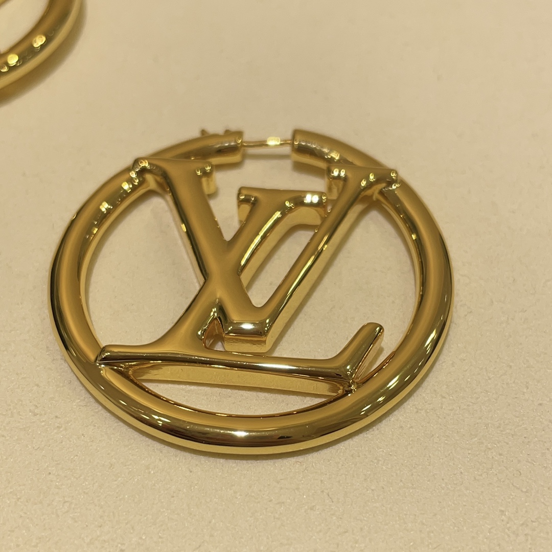 NO:765805,88180, Ready stock shipped in seconds. Same style as Yi Mengling. Same style as Dilraba. LV new big logo gold earrings. Customized by purchase. Developed for more than half a year. Same brass gold-plated. Versatile and timeless. Cherish the ready stock. A must-have item. Ready stock with packaging, Louis Vuitton, earrings, gold plating, Cardia high-end jewelry.1986090988180,现货秒发 易梦玲同款 迪丽热巴同款lv 新款大logo金色耳环 z购入定制 开发大半年 一样黄铜镀金 百搭不过时 珍惜现货 人手必备单品 现货带包装,,louis vuitton,earrings,gold plating,卡迪亚高端饰品,Jewelry