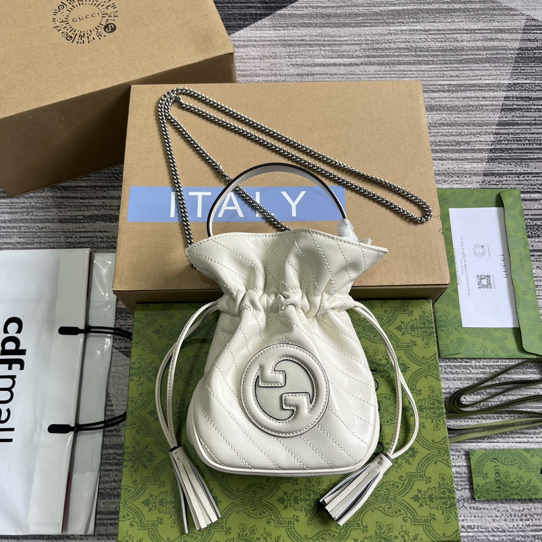 GUCCI Blondie mini sac seau en cuir blanc, franges, cordon coulissant, bandoulière chaîne