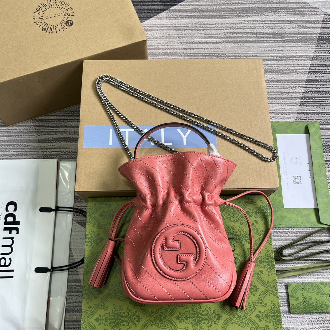 GUCCI Blondie mini sac seau en cuir rose dragée avec pompon et cordon coulissant