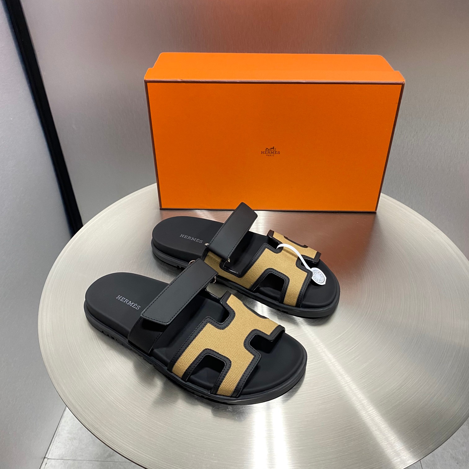 NO:448706,New color!  Women's top version Herme* H-h-h-home chypre second-best shoes H-type Velcro flat sandal slippers ZP purchase, top-level original quality, the highest version on the market. Imported top-layer silk cowhide/palm cowhide/goat skin, footbed mixed-bred sheepskin, original mold open-molded sole. Real materials, whether it is leather, last, sole, craftsmanship, they are the same as ZP. Customized size does not return or exchange Color black silk cowhide, white silk cowhide, sandalwood silk cowhide, black palm print, black goat skin, desert yellow goat skin. Full set of high-end packaging with H Size: 35-48 (35.45.46.47.48 Customized sizes do not return or exchange), slippers, hermes, sandals, slippers, cowhide, sheepskin19860909新色 ！女款男款顶级版  Herme* H家chypre二舅鞋H型魔术贴平底凉鞋拖鞋 ZP购入,顶级原单品质,市面最高版本 鞋面进口头层丝绸牛皮/手掌纹牛皮/山羊皮,垫脚混种羊皮,原版开模大底.一分钱一分货,真材实料,无论是皮料、楦型、鞋底、工艺,都跟ZP一致 定制码不退换 颜色黑色丝绸牛皮,白色丝绸牛皮,檀香木色丝绸牛皮,黑色手掌纹,黑色山羊皮,沙漠黄山羊皮. 配H全套高端包装 码数:35-48码（35.45.46.47.48定做不退不换）,拖鞋,hermes,sandals,slippers,cowhide,sheepskin,Women's Shoes