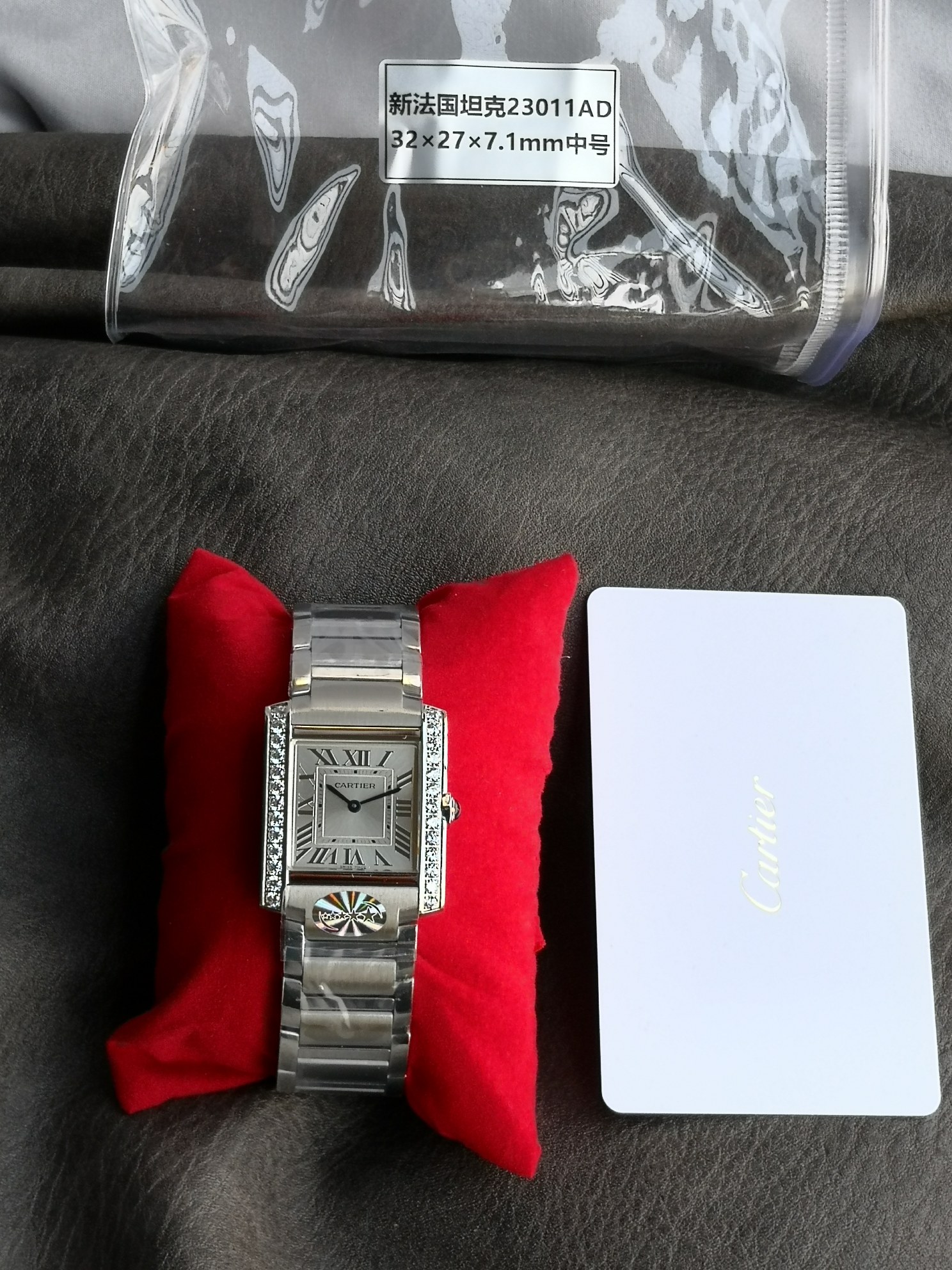 NO:144442,Diamonds have always been loved by women, not only because they are a symbol of love, but also the beauty of this shiny luxury goods itself is enough to impress most women. The same is true for watches. The inlay of diamonds can not only add to the overall beauty of the watch, but also show that the craftsman's craftsmanship cleverly combines outstanding watchmaking and jewelry classic elements, integrating them. As Omega's advertising slogan says, 