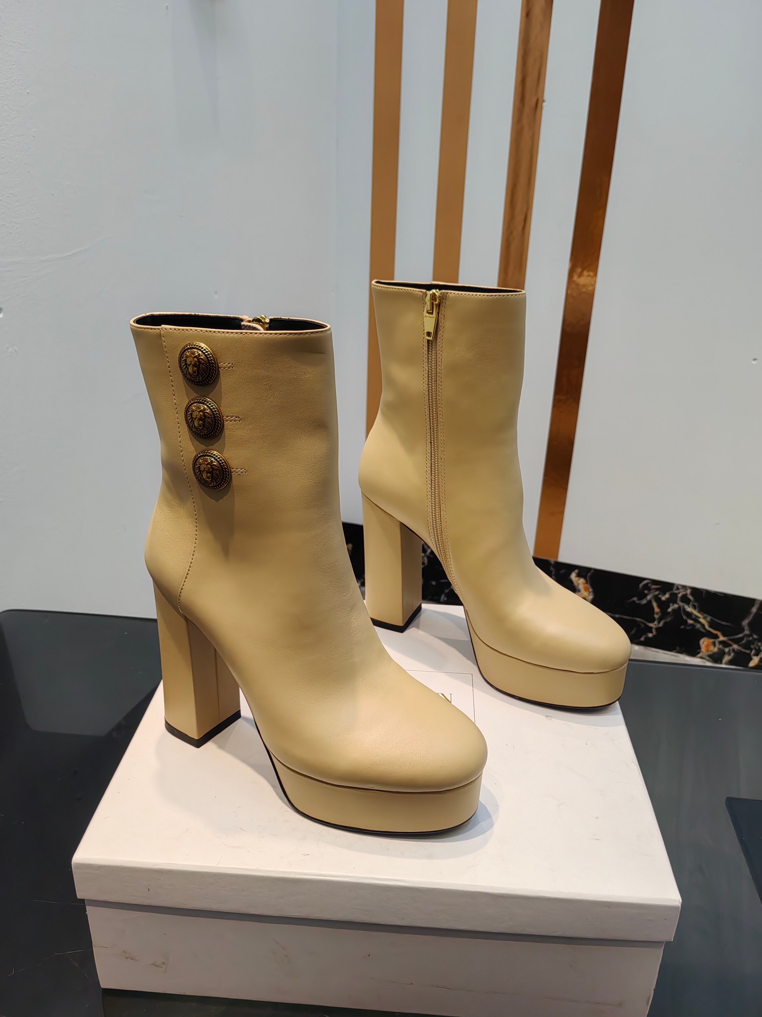 NO:482161,Factory, * Balmain autumn and winter latest catwalk fashion boots, fashionable high-heeled water table short boots. Brand Balmain was founded by French fashion designer (Pierre Balmain) in 1945. It has become the three custom fashion giants after World War II. [Insidious] [Insidious] This model uses pure hand-crafted craftsmanship to create unique fashion elements. Balmain is becoming more unique and outstanding. Come quickly with a pair of Balmain's small beautiful shoes. Invincible aura is invincible and beautiful [grin] [grin] [grin] This short boot is really imposing and beautiful [grin] [grin] [grin] [grin] Original development, no original product is not made. Material imported cowhide ++ original mold opening metal buckle. Cowhide 9.5 inner imported cowhide buckle. Heel height: Original trim opening code: 36--42 (40.41.42 custom-made, non-return and exchange), boots, balmain, boots, cowhide, Leather soles19860909工厂出,* 巴尔曼秋冬 最新款走秀时装靴,时尚高跟水台短靴  品牌巴尔曼由法国时装设计师（皮埃尔.巴尔曼）先生创立于1945年的老牌定制时装屋,与、并列成为二战之后的定制时装三巨头[阴险][阴险]此款采用纯手工精工打造别具一格的时尚元素 巴尔曼 愈发別致出众 赶紧来一双巴尔曼小美鞋率性的 无敌气场无敌好看[呲牙][呲牙][呲牙]这短靴真是气势十足 好看的不行[呲牙][呲牙][呲牙]  原厂开发,无原版不做货   材质进口牛皮++原版开模金属扣 内里进口牛皮 跟高9.5 大底: 意大利进口真皮大底 饰扣: 原版饰扣开模 码数: 36--42（40.41.42定制不退换）,靴子,balmain,boots,cowhide,Leather soles,Women's Shoes