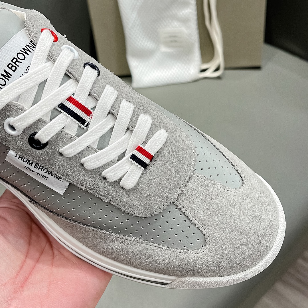 THOM BROWNE Light Ash Sneakers: Detailed Review from Early Autumn Series – Price, Size, and Design Features - 图片 7
