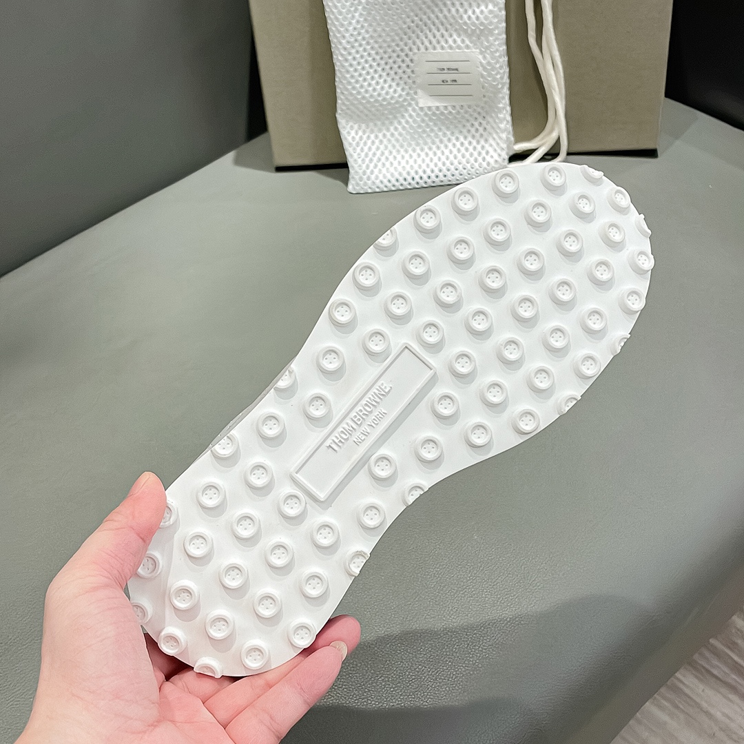 THOM BROWNE Light Ash Sneakers: Detailed Review from Early Autumn Series – Price, Size, and Design Features - 图片 5