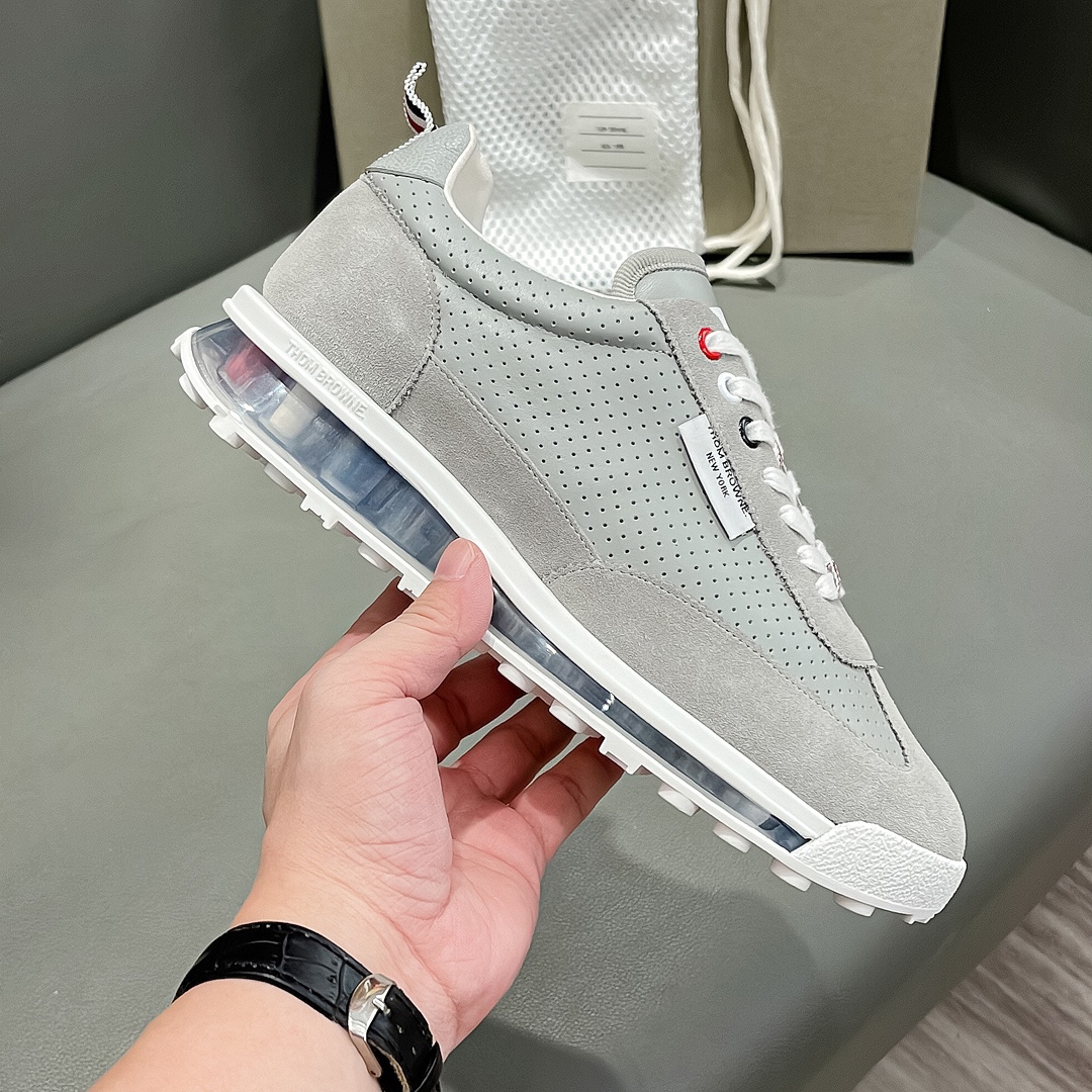 THOM BROWNE Light Ash Sneakers: Detailed Review from Early Autumn Series – Price, Size, and Design Features - 图片 4