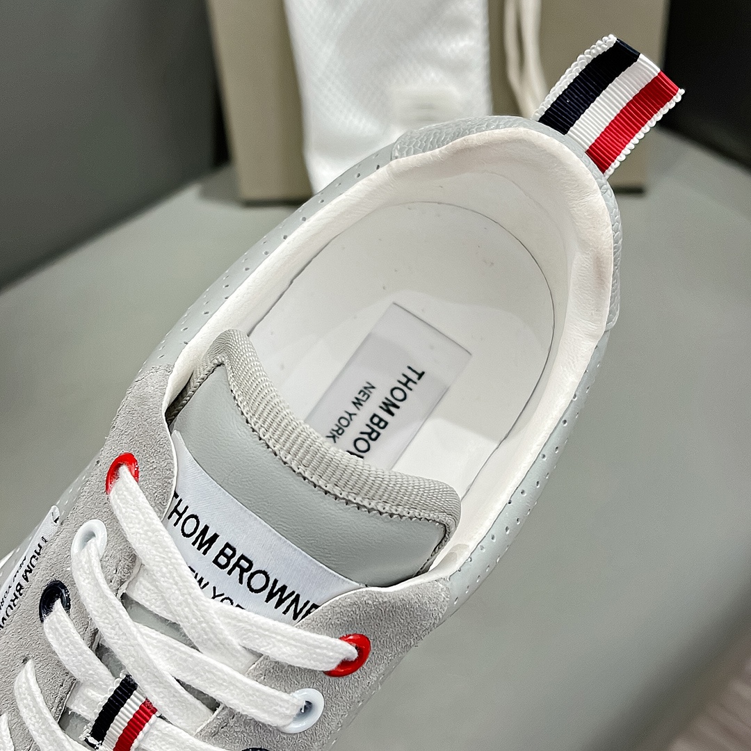 THOM BROWNE Light Ash Sneakers: Detailed Review from Early Autumn Series – Price, Size, and Design Features - 图片 9