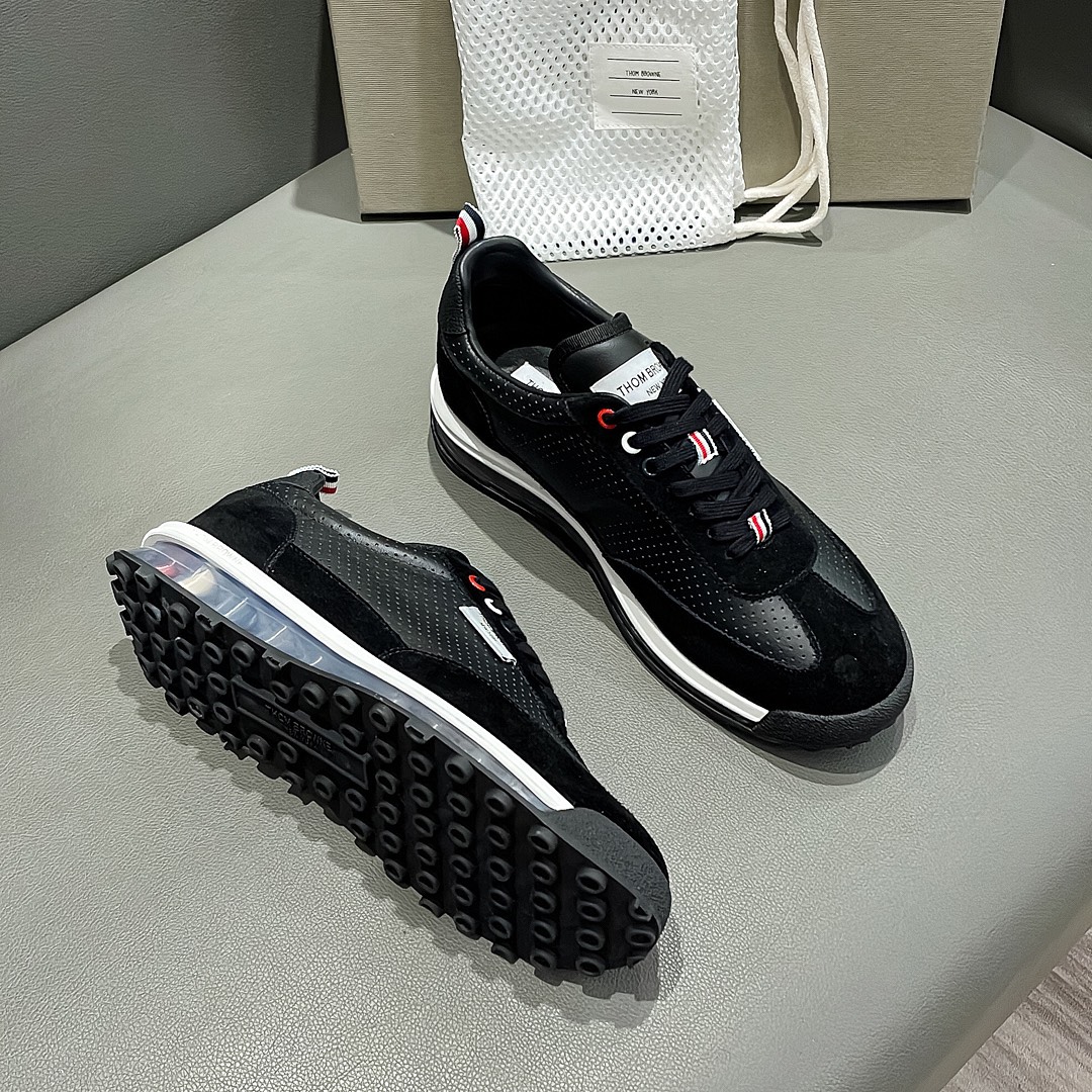 THOM BROWNE Black Velvet Sneakers: Early Fall Collection Overview - 图片 2