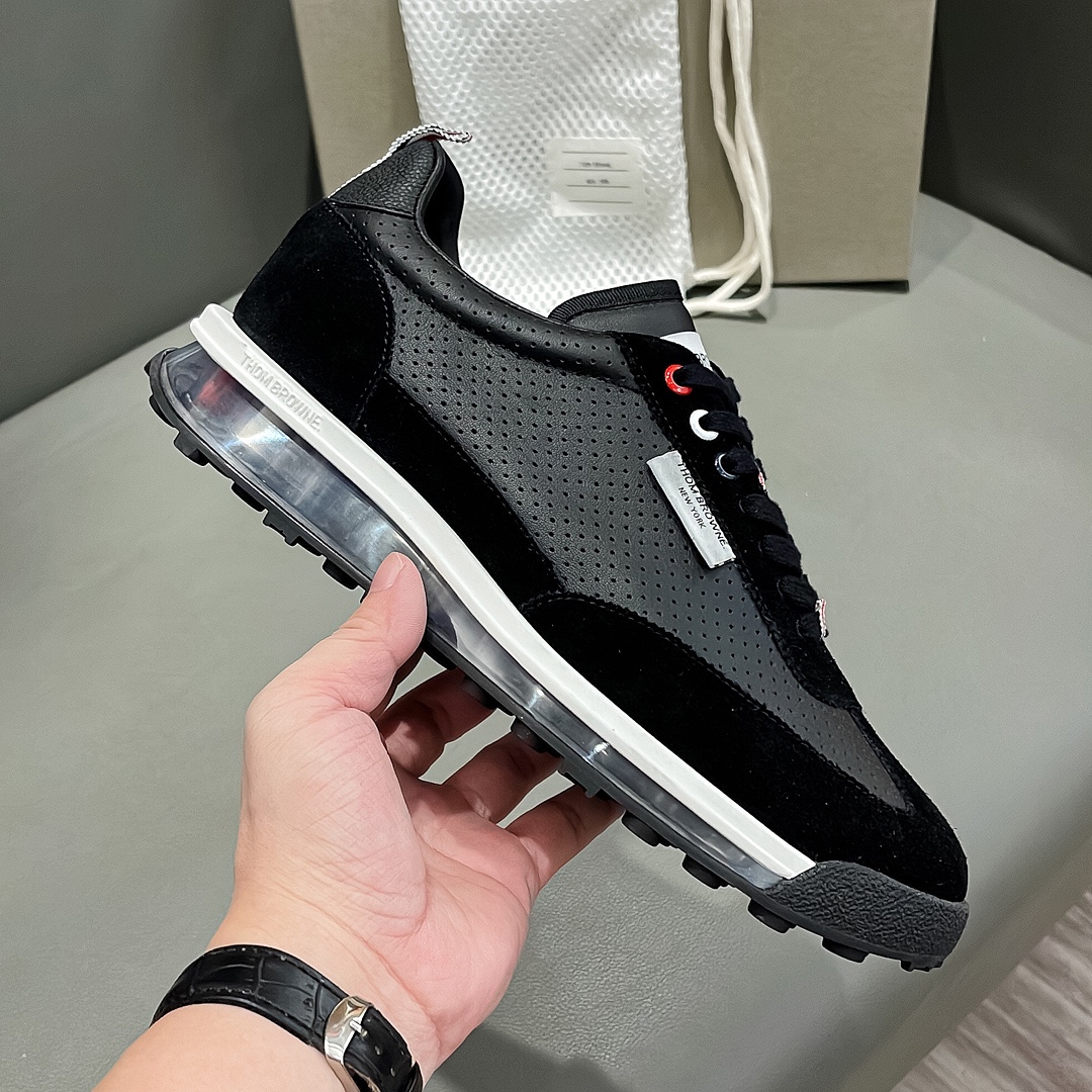 THOM BROWNE Black Velvet Sneakers: Early Fall Collection Overview - 图片 4