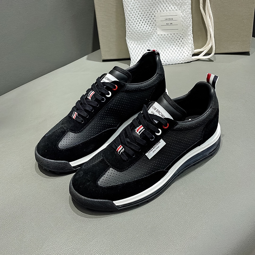 THOM BROWNE Black Velvet Sneakers: Early Fall Collection Overview - 图片 3