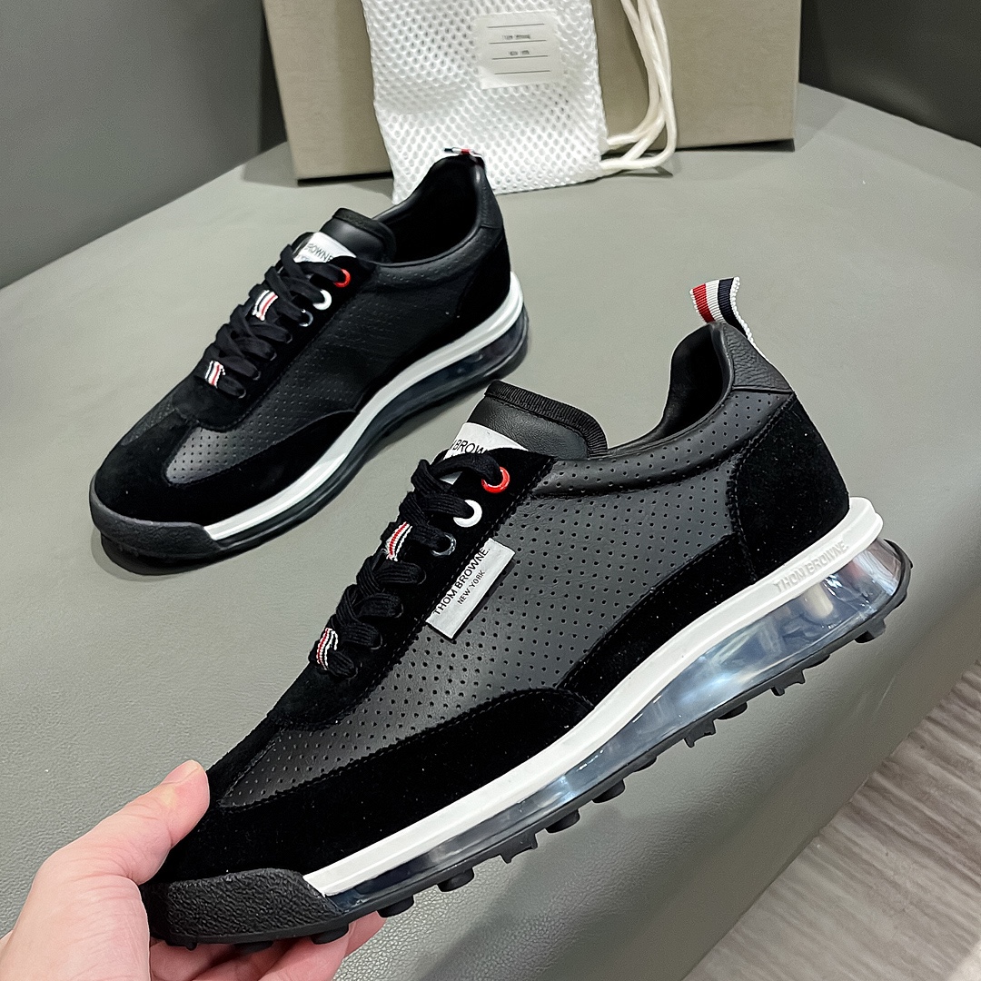 THOM BROWNE Black Velvet Sneakers: Early Fall Collection Overview - 图片 6