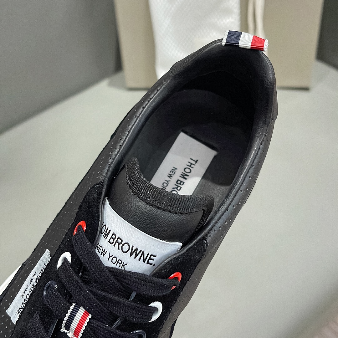 THOM BROWNE Black Velvet Sneakers: Early Fall Collection Overview - 图片 9