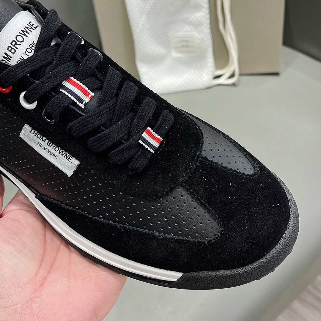 THOM BROWNE Black Velvet Sneakers: Early Fall Collection Overview - 图片 7