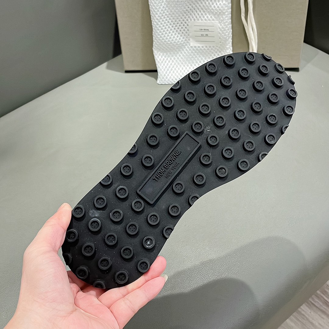 THOM BROWNE Black Velvet Sneakers: Early Fall Collection Overview - 图片 5