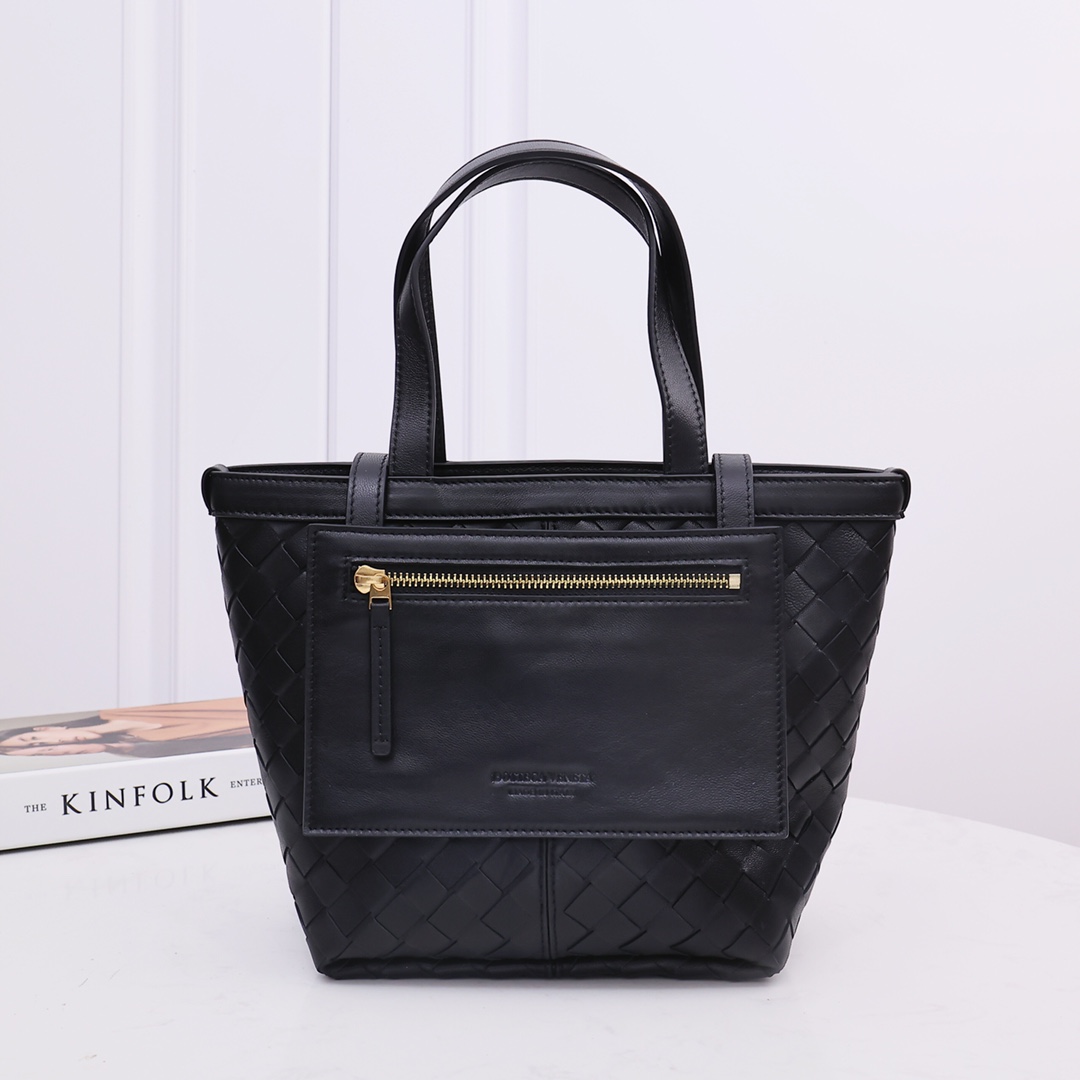 NO:175832,Weaving small tote Today's gentle temperament is given by the side dish basket. The small milk fufu basket that has both practical and good looks. Simple and practical tote body design. Classic leather weaving shows the craftsmanship to the fullest and also makes the whole bag look more refined. Size: 23*18.5*15CM, model number: 6636# Black, BV, bottega veneta,totes19860909编织小 tote 今天的温柔气质是小菜篮子给的 实用和颜值并存的奶fufu小篮子 简约实用托特包身设计 经典皮革编织 将工艺展现的淋漓尽致 也使整个包包显得更加精致 尺寸:23*18.5*15CM, 款号:6636# 黑色,BV,bottega veneta,totes,Bag