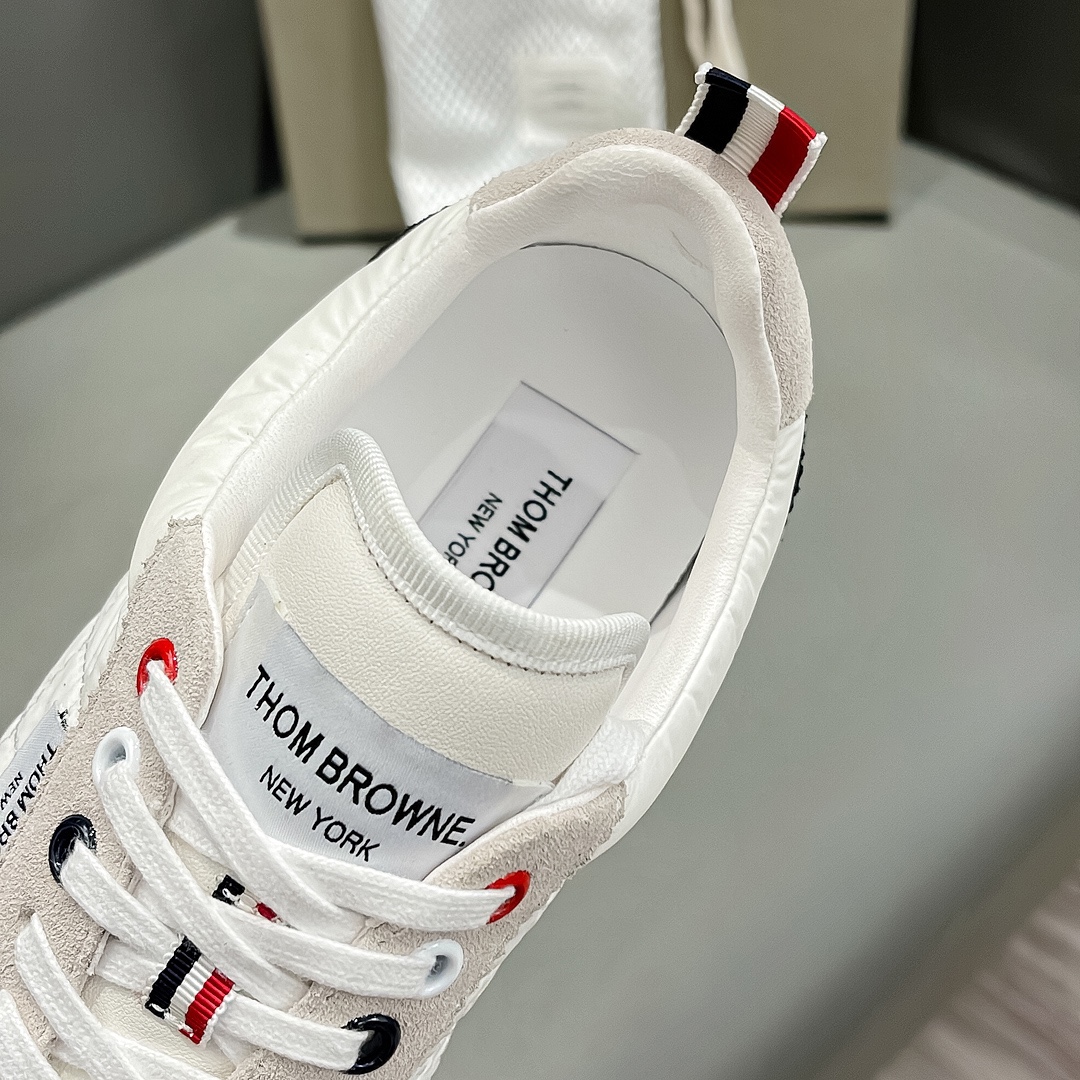 “THOM BROWNE Ash/Black Knitted Sneakers from Early Fall Series – Detailed Review and Pricing” - 图片 9