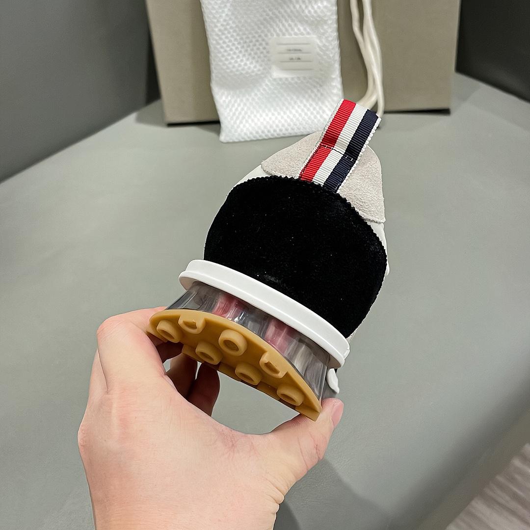“THOM BROWNE Ash/Black Knitted Sneakers from Early Fall Series – Detailed Review and Pricing” - 图片 8