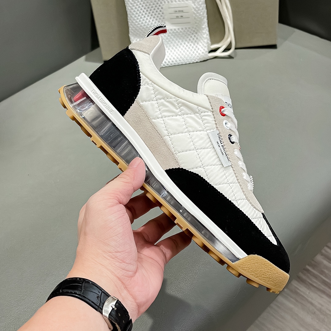 “THOM BROWNE Ash/Black Knitted Sneakers from Early Fall Series – Detailed Review and Pricing” - 图片 4