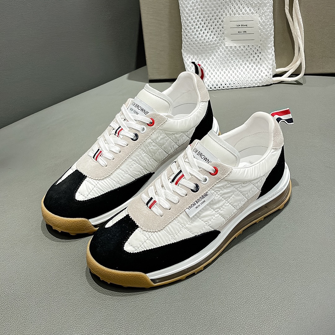 “THOM BROWNE Ash/Black Knitted Sneakers from Early Fall Series – Detailed Review and Pricing” - 图片 3