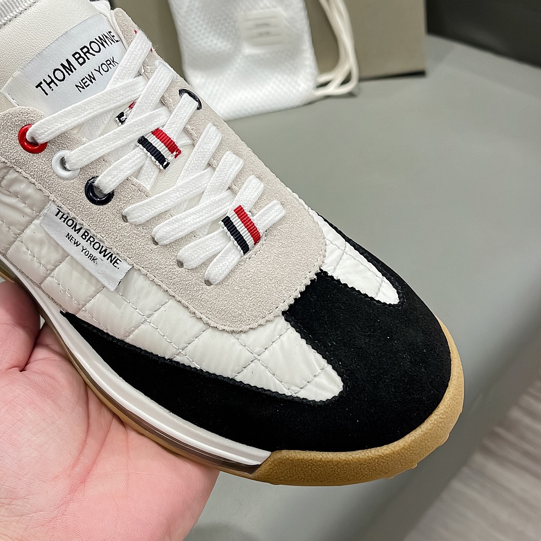 “THOM BROWNE Ash/Black Knitted Sneakers from Early Fall Series – Detailed Review and Pricing” - 图片 7